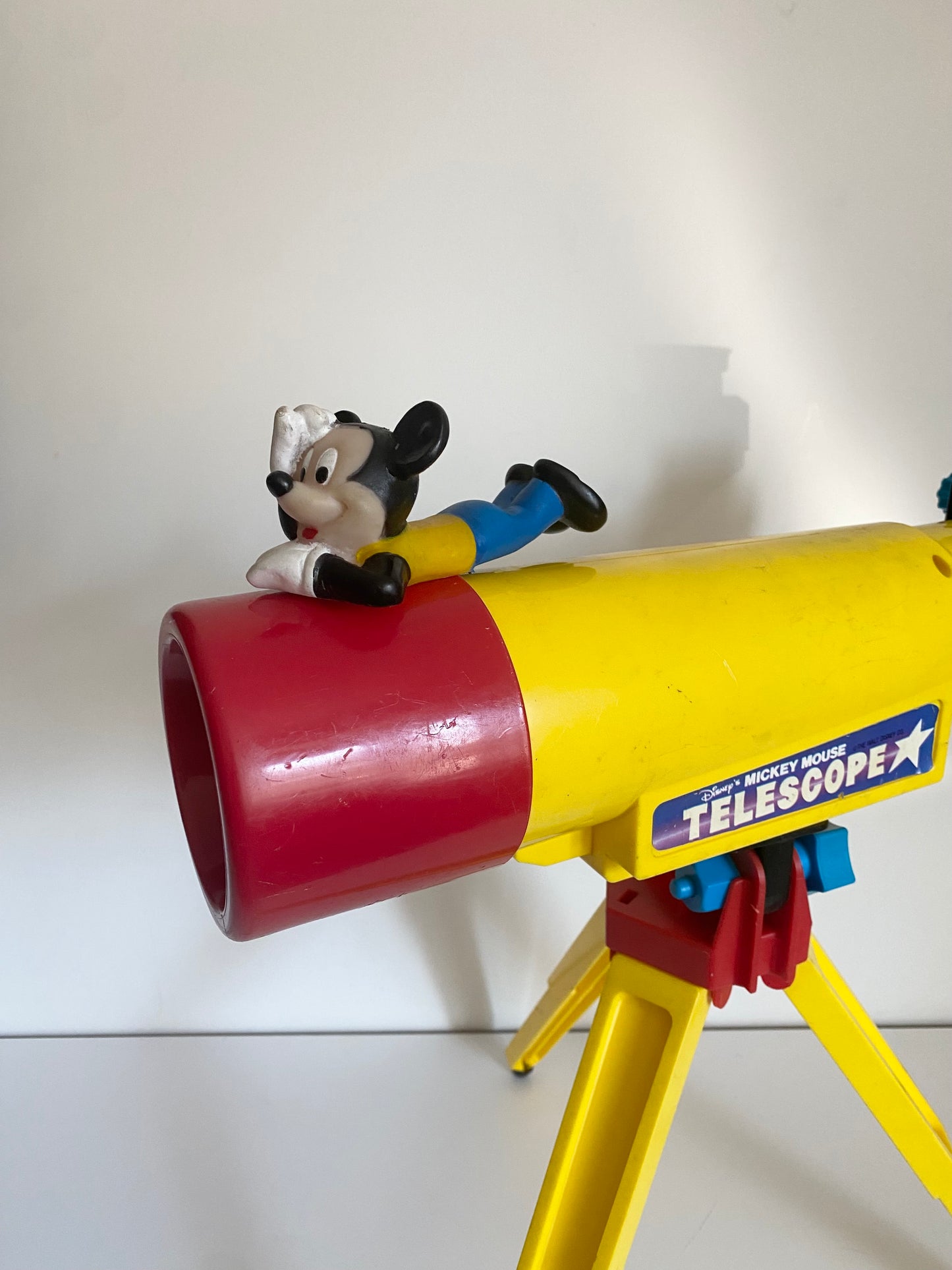 Vintage Mickey Mouse statement colourblock telescope. Has 20 different planet slides inside. Used condition scratches etc and is missing a black piece to the bottom ( doesn’t effect use!)