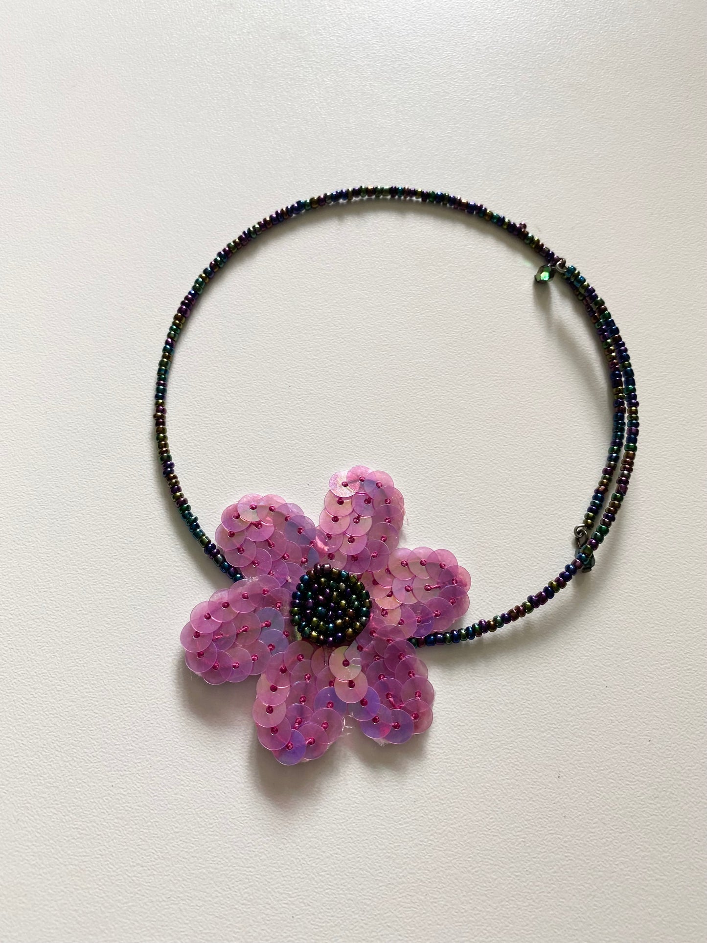 Stunning Y2K beaded choker necklace with flower design
Adjustable