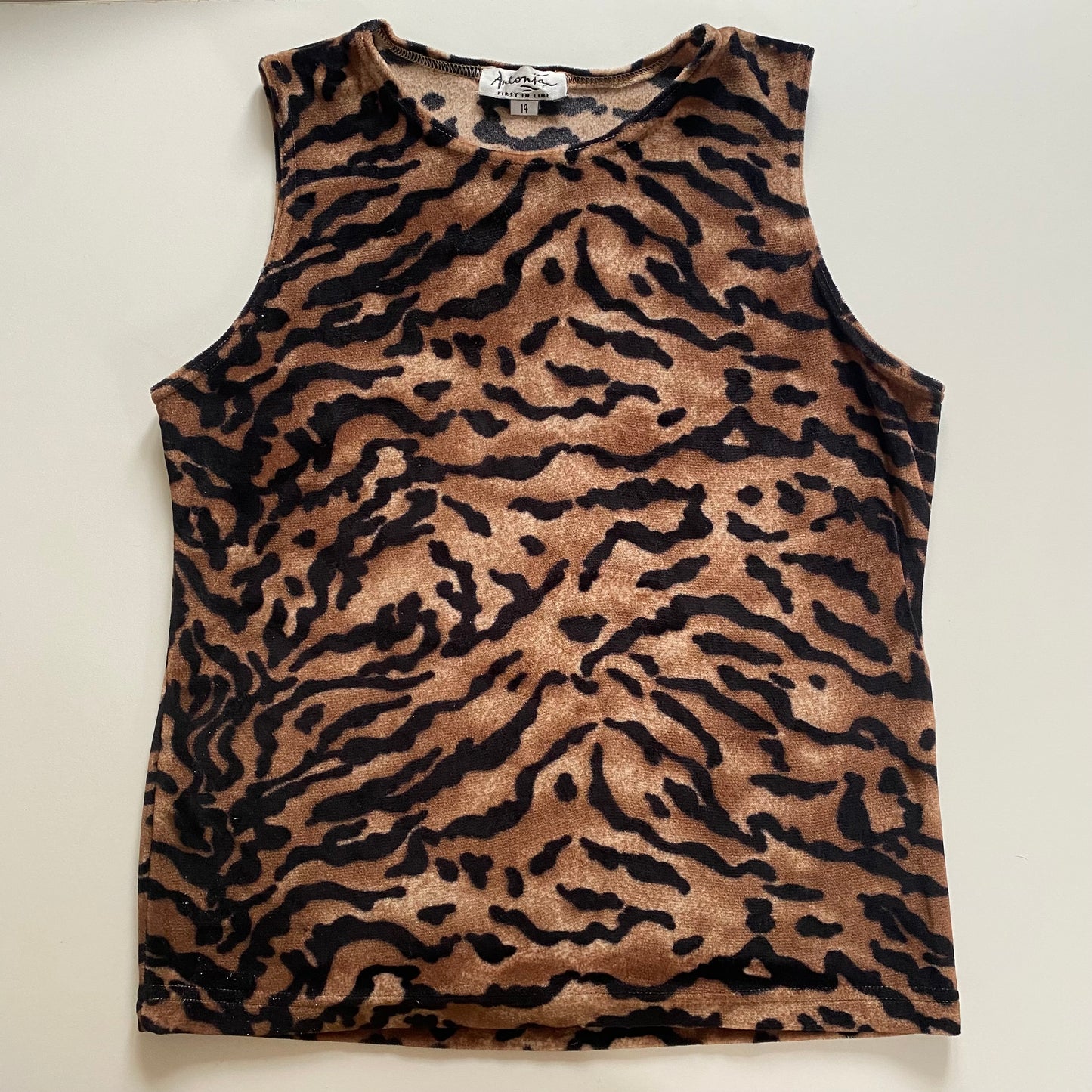 Vintage 90s leopard print faux fur tank top
Size 12-14