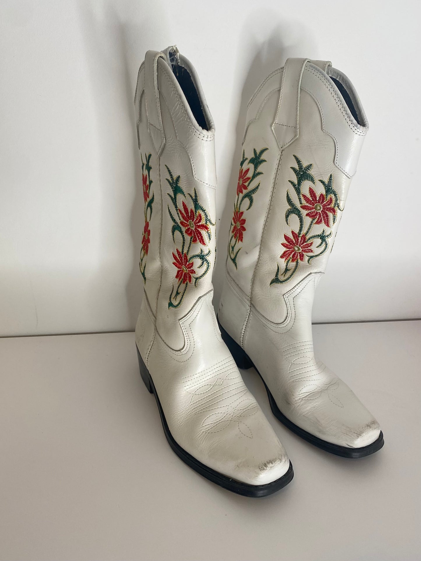 Vintage white leather western cowboy boots with flower design. Condition as shown. Size 4.