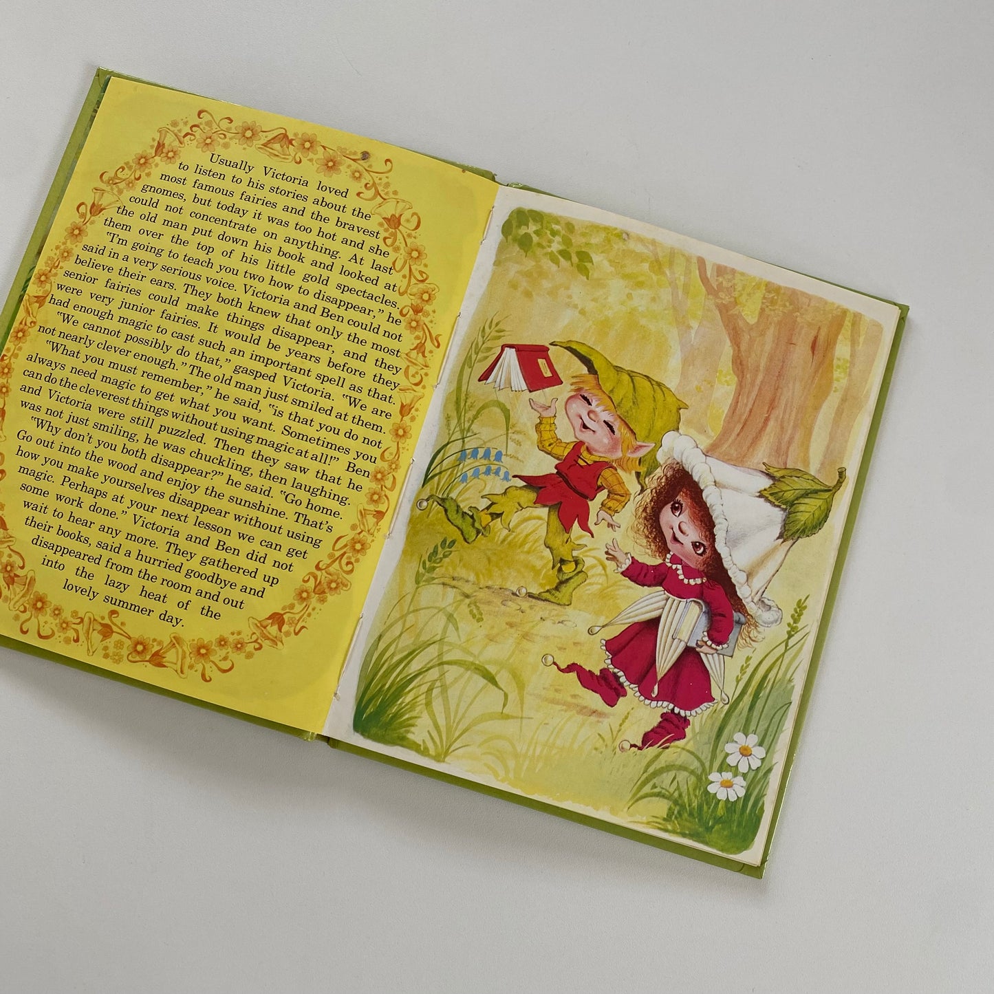 Vintage 1982 Victoria plum book