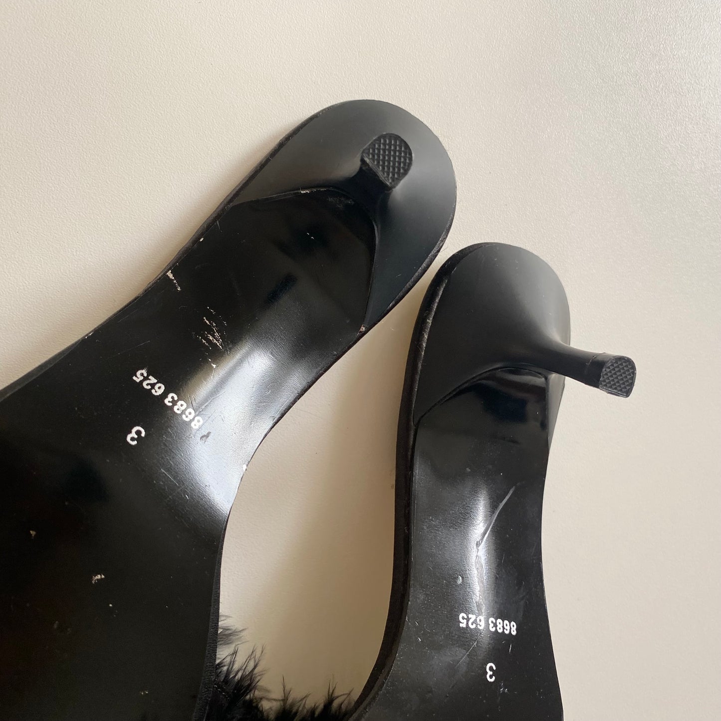 Vintage marks and Spencer’s fluffy kitten heels. Some signs of wear. Size 3