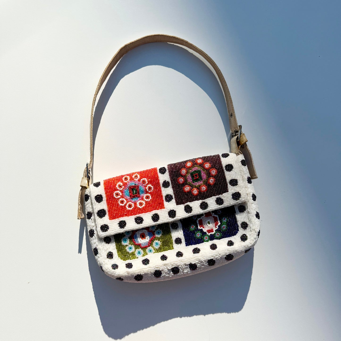 Vintage summery beaded shoulder bag. Signs of wear as shown ( on the strap and inside)