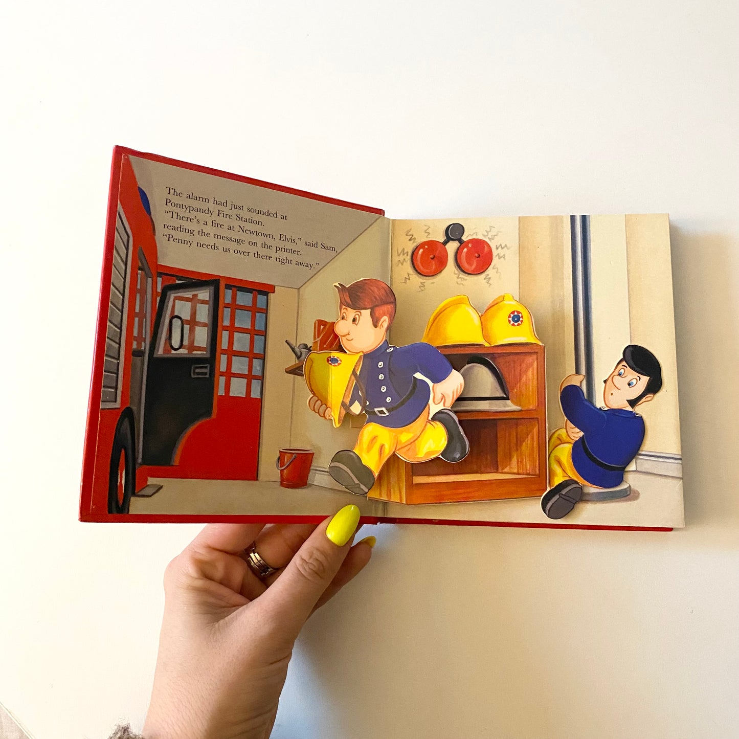 Vintage 1993 mini fireman Sam pop up book