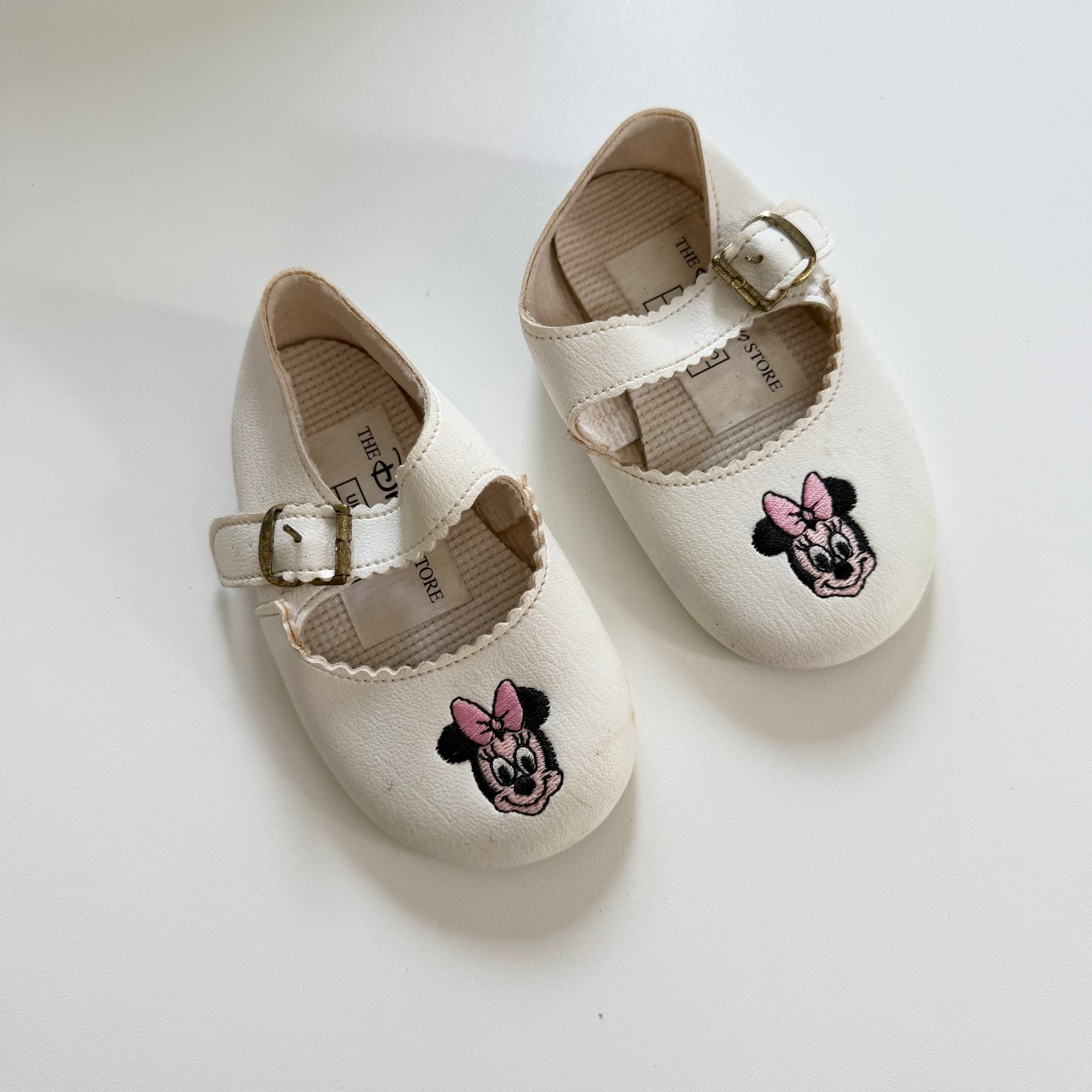 Vintage Minnie Mouse baby shoes. UK 3