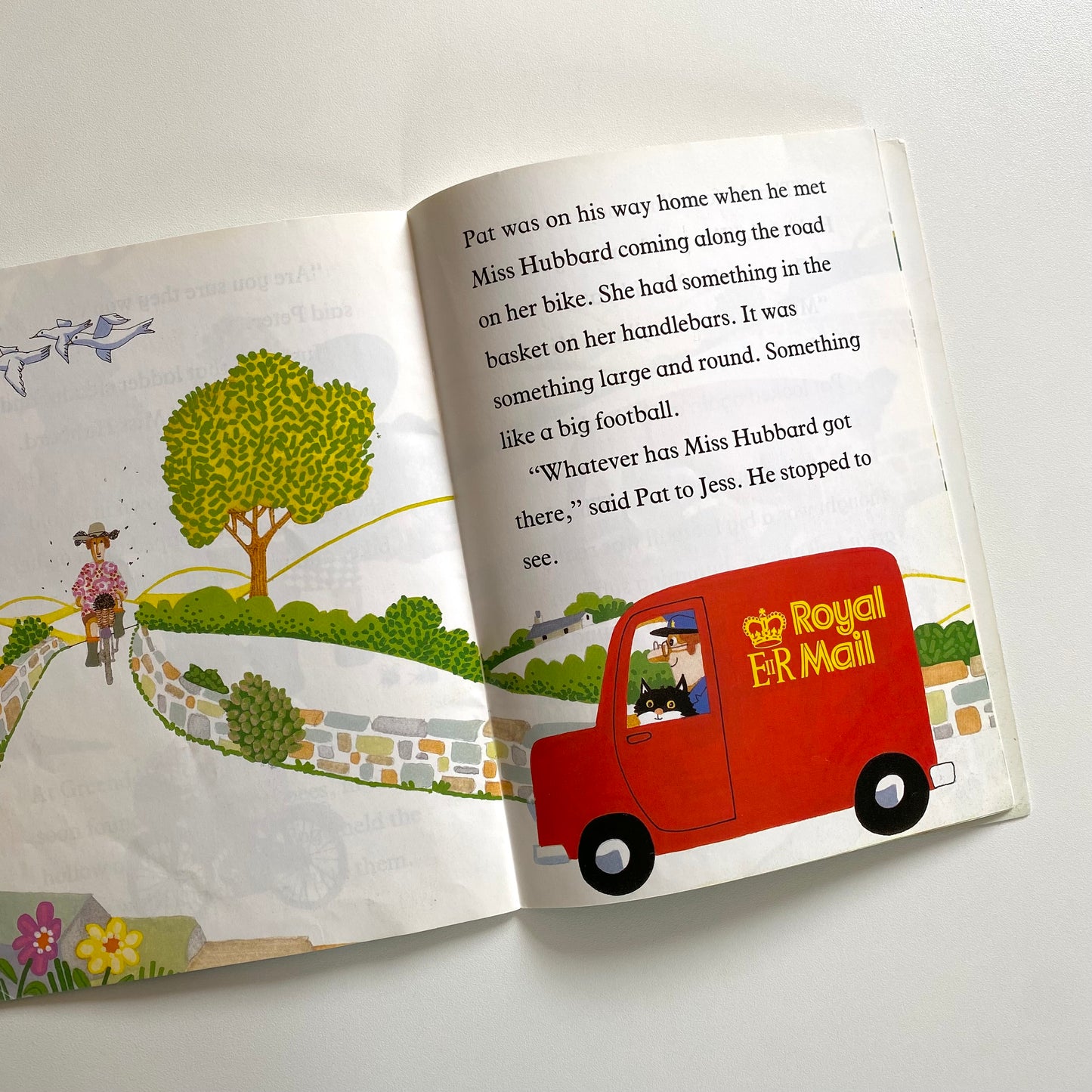 Vintage 1989 postman Pat book.