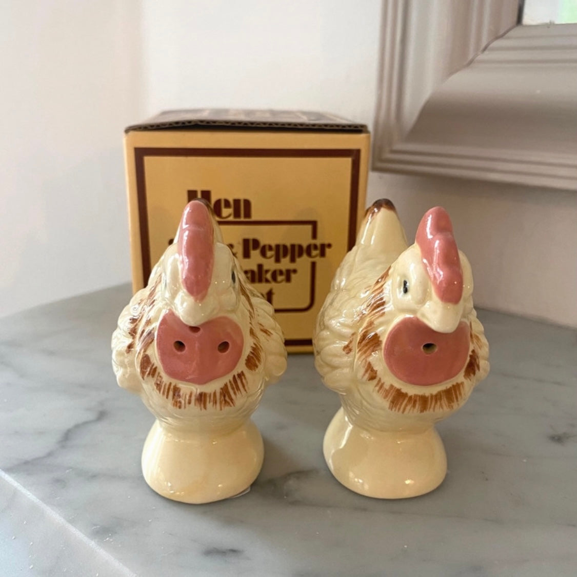 Vintage kitsch hen salt and pepper ceramic shakers