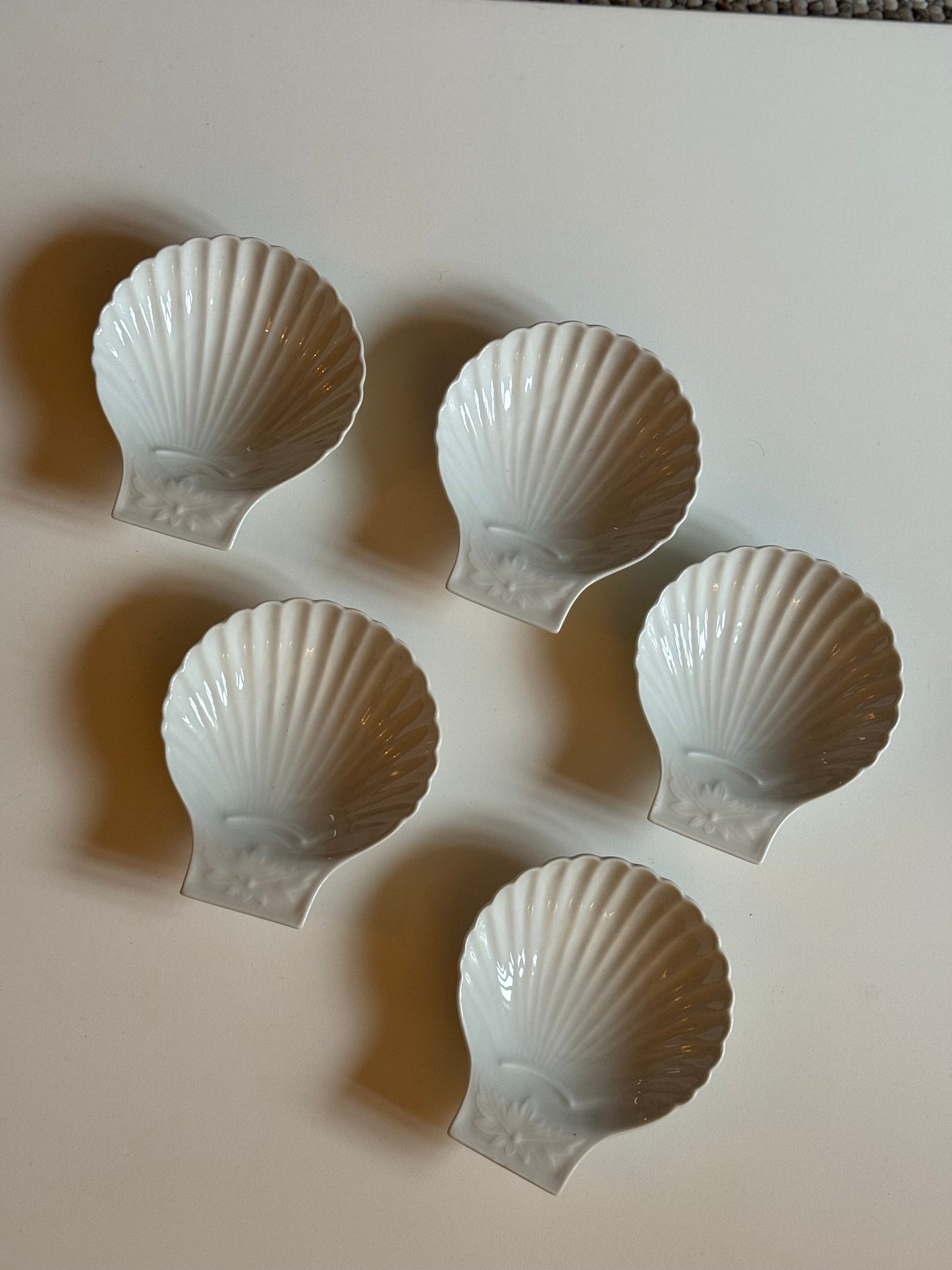 Vintage ceramic shell shaped desert dishes. Set of 5