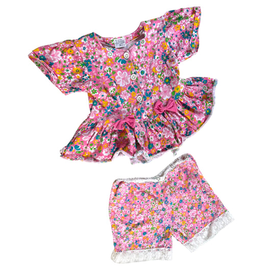 Vintage floral two piece set. Size approx 5-6 ( no sizing label) has signs of wear - vintage condition