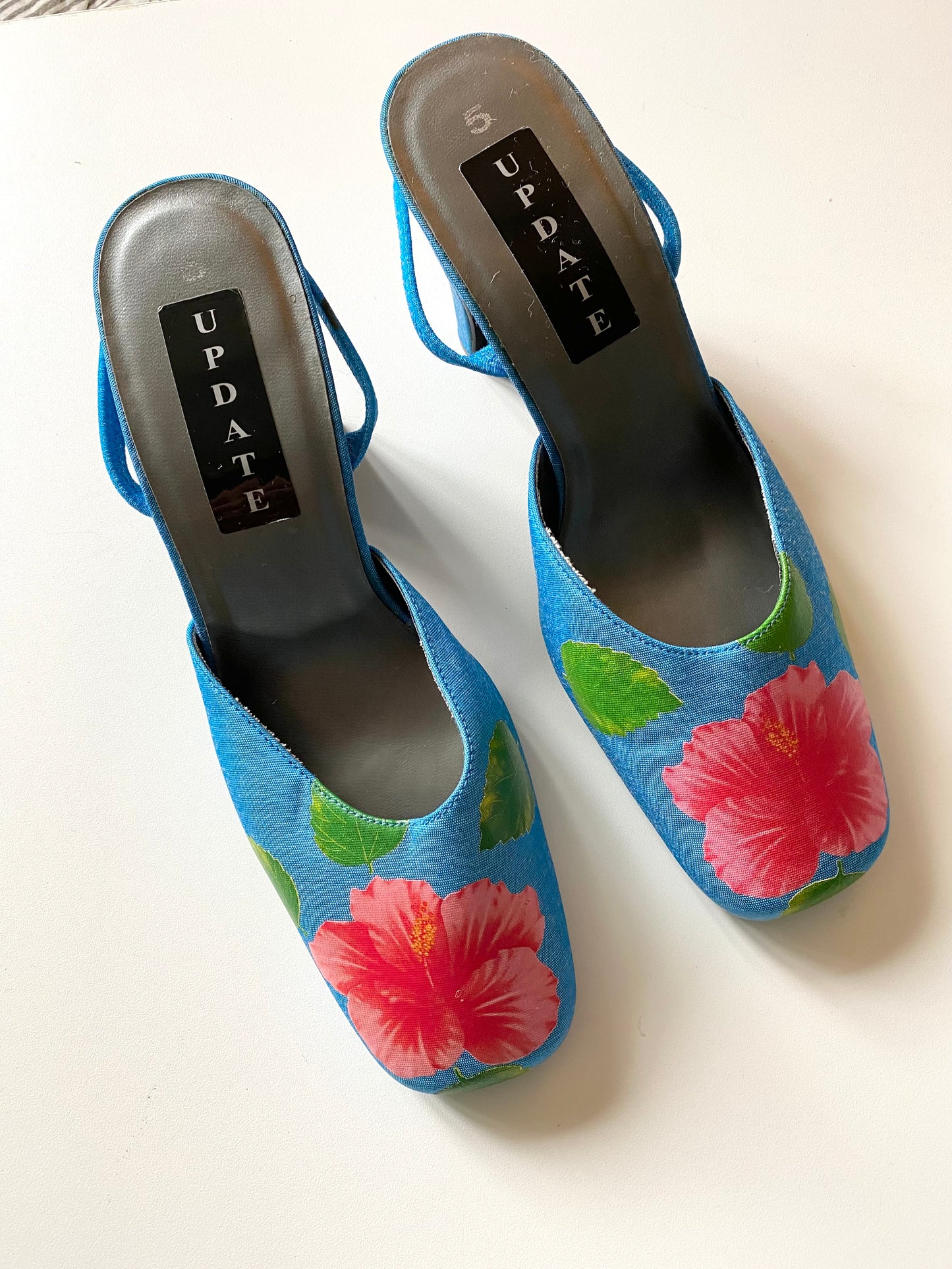 Vintage turquoise blue hibiscus flower print kitten heels size 5.