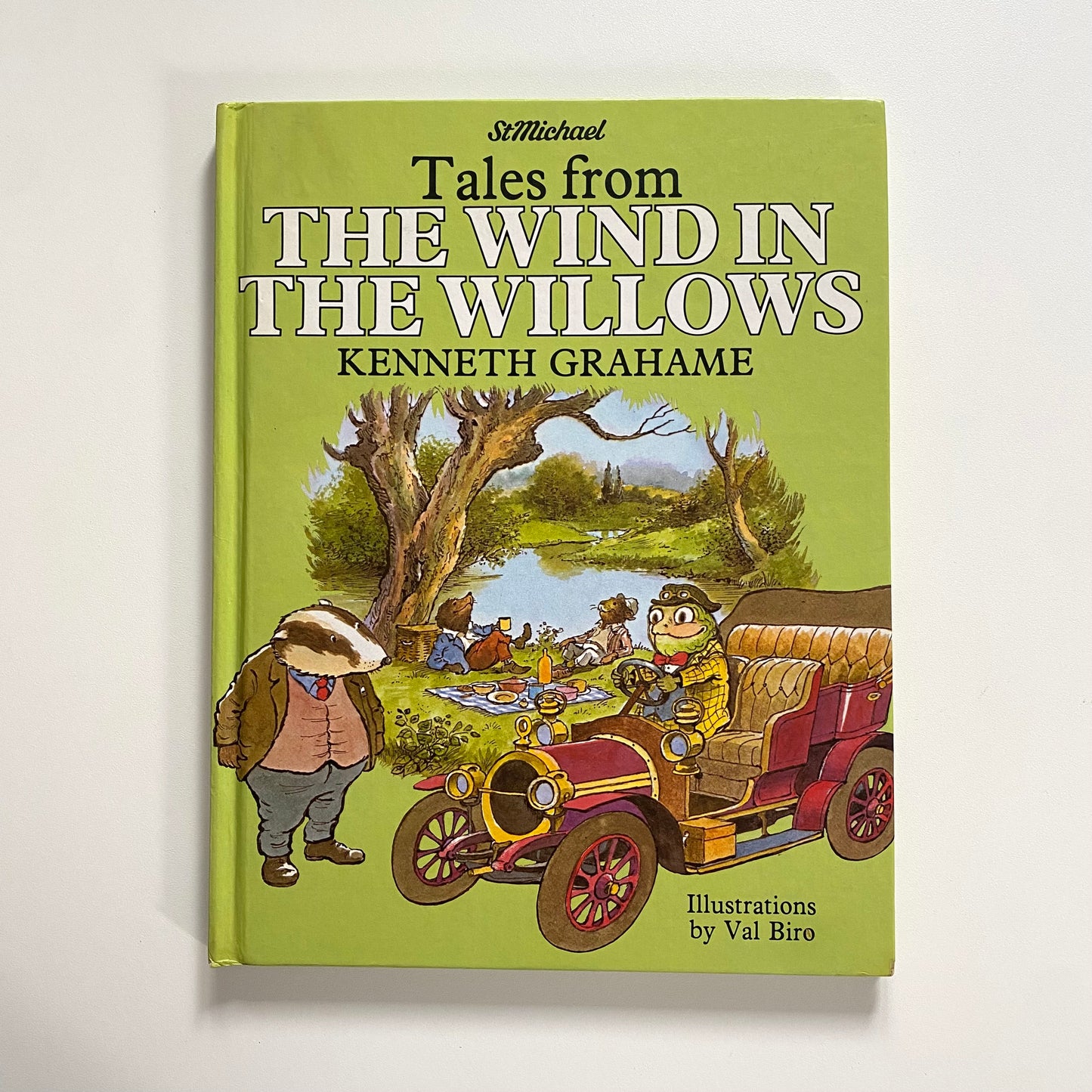 Vintage 1983 st Michael wind and the willows a4 book.