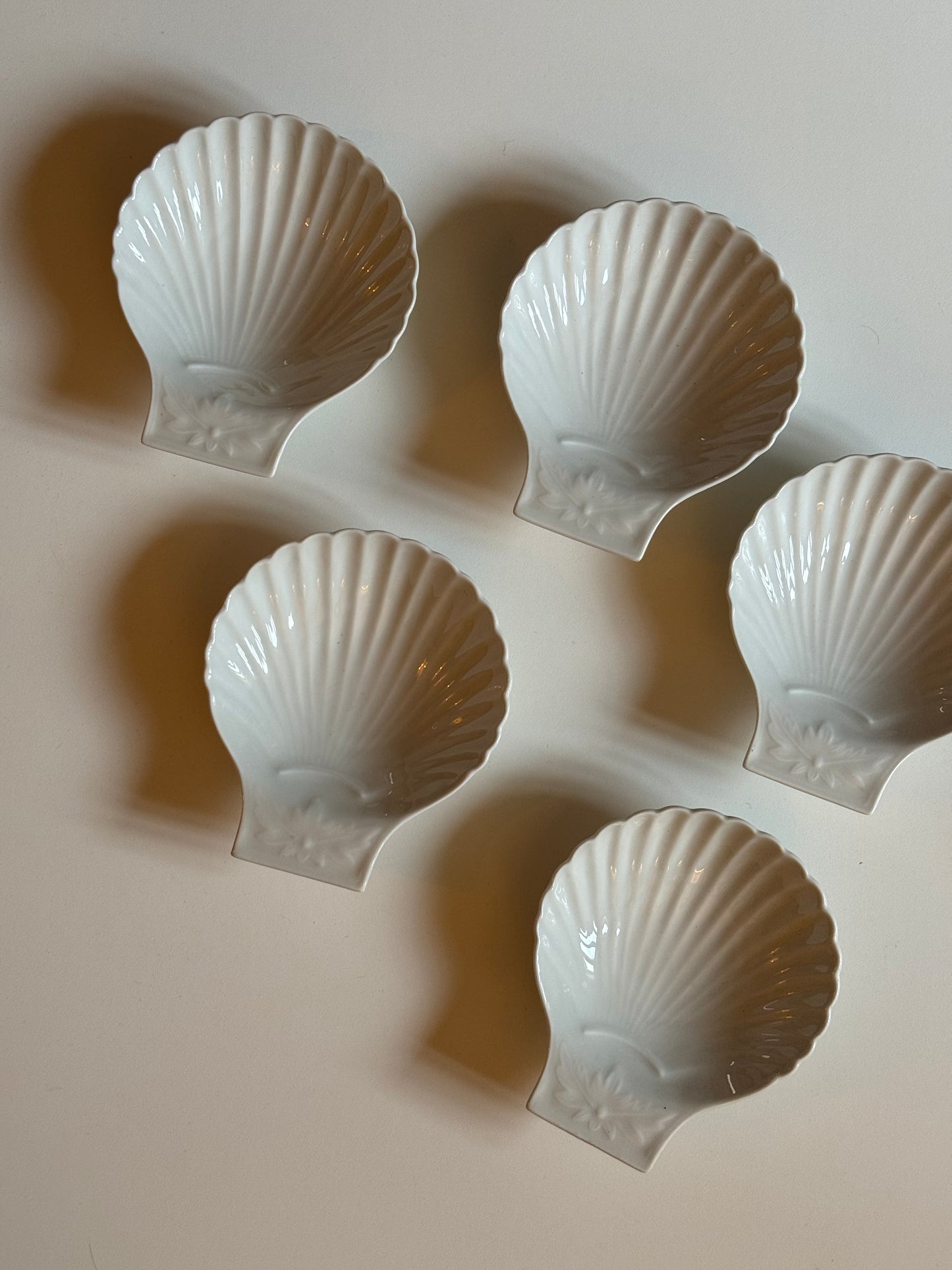 Vintage ceramic shell shaped desert dishes. Set of 5
