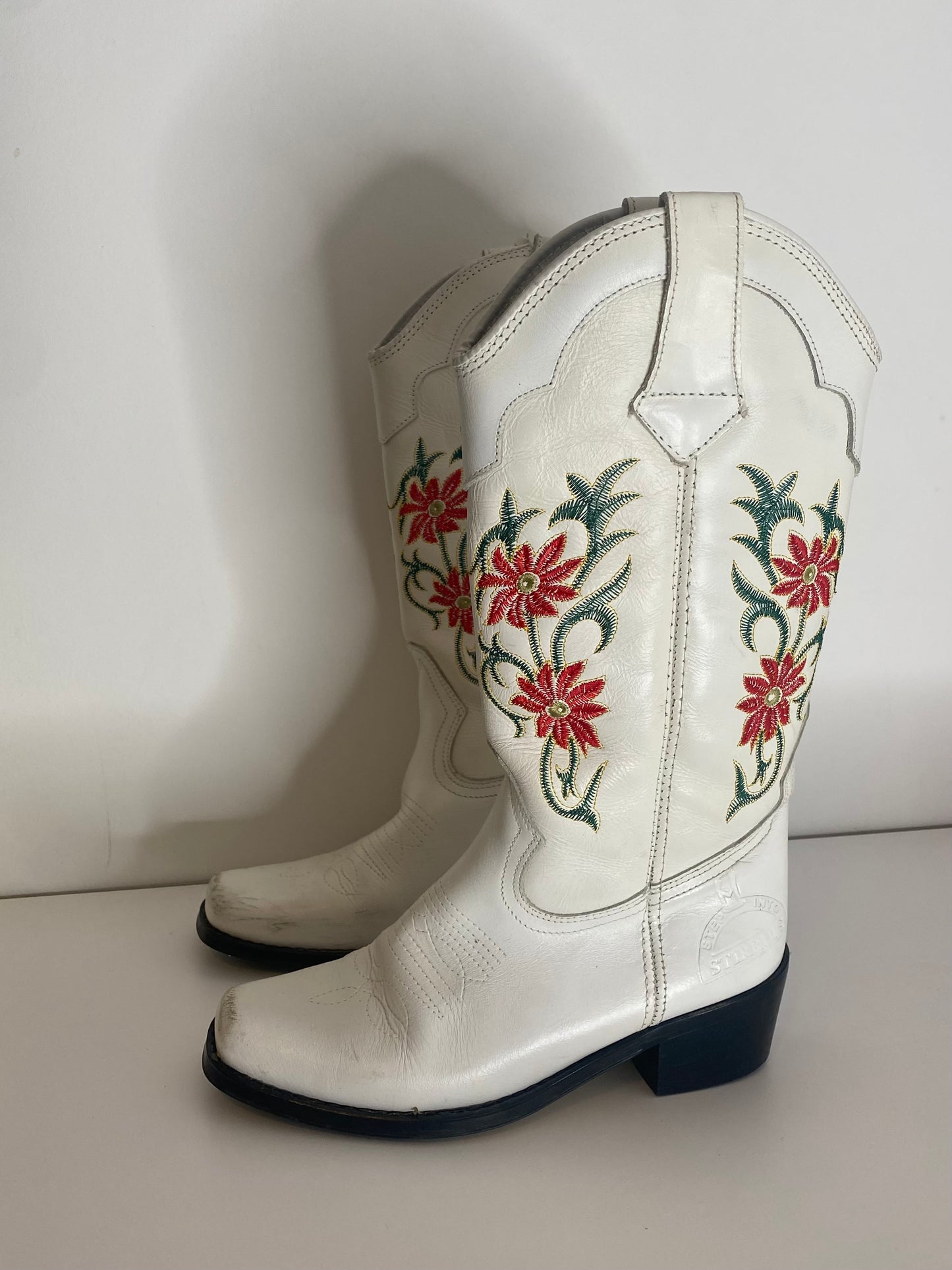 Vintage white leather western cowboy boots with flower design. Condition as shown. Size 4.