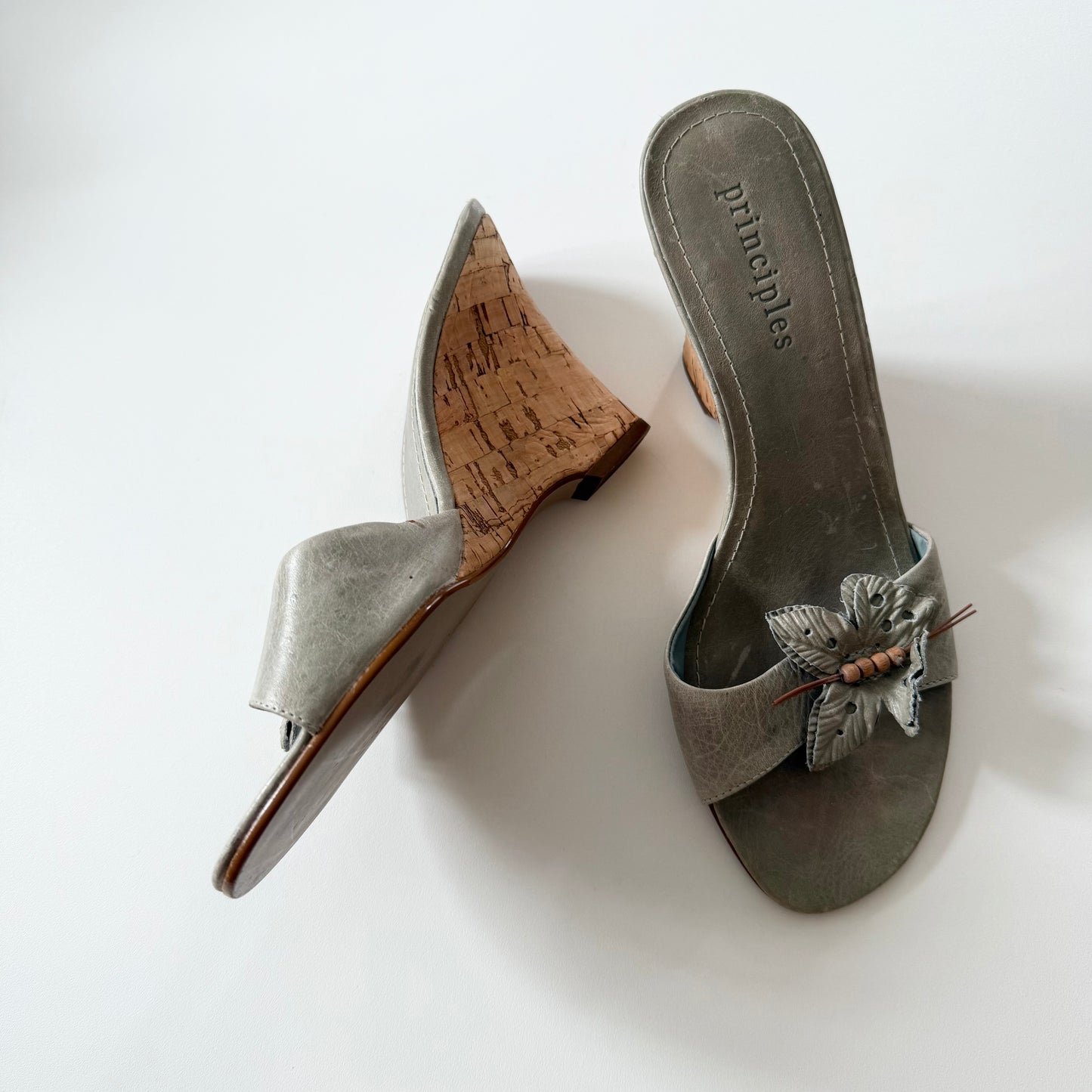 Vintage Y2K principles wedges in pale green. Size 4