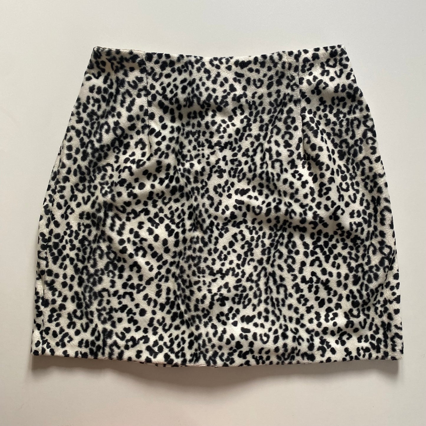 Vintage monochrome faux fur leopard print mini skirt . Size 8