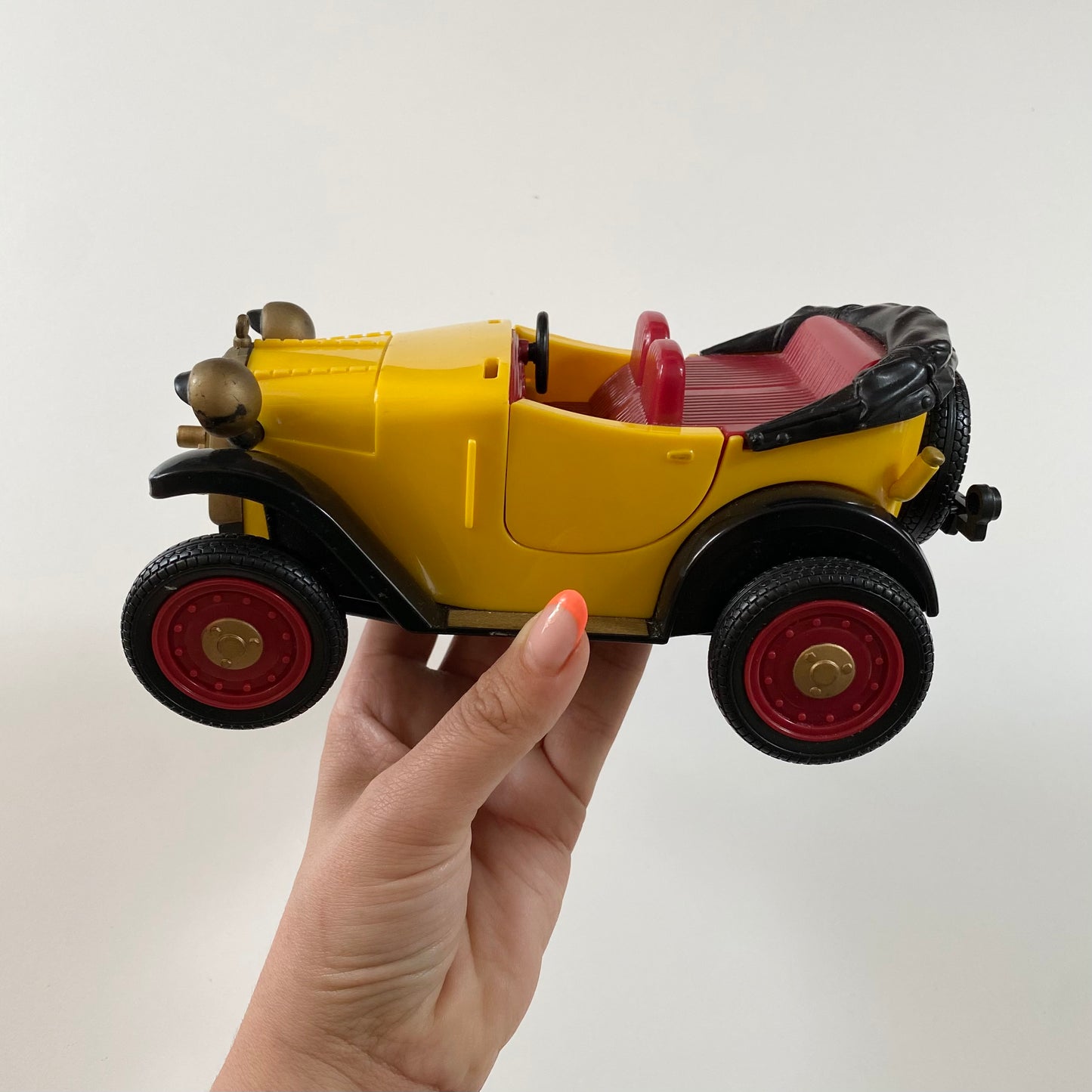 Vintage 2004 brum battery operated car. No windscreen or remote - could be used for display.