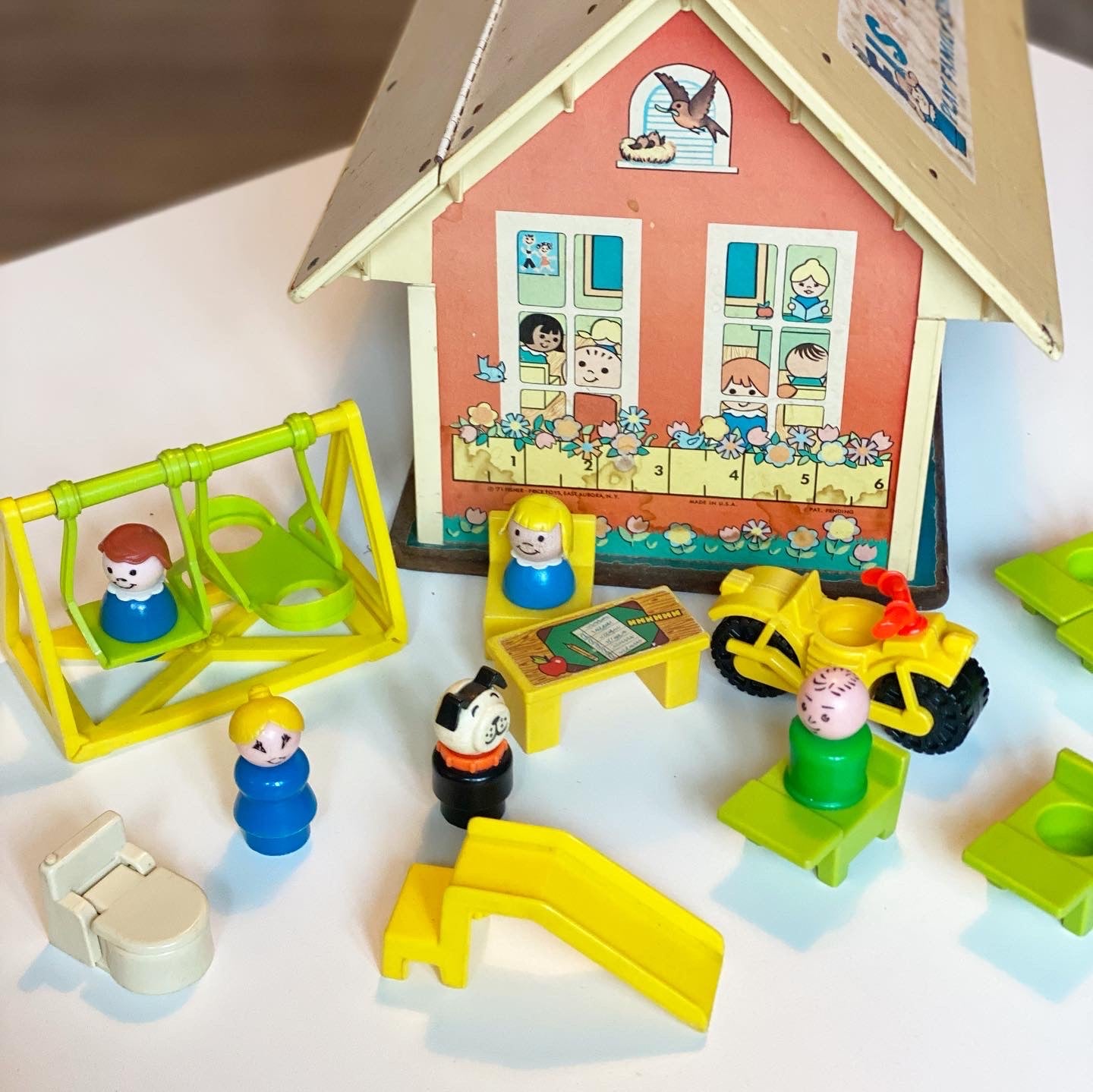 Vintage 1971 fisher price school + children and furniture
Has wear and is in used condition as it’s vintage.