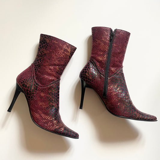 Stunning Y2K vintage burgandy leopard print heeled pointed boots 

Size 4
