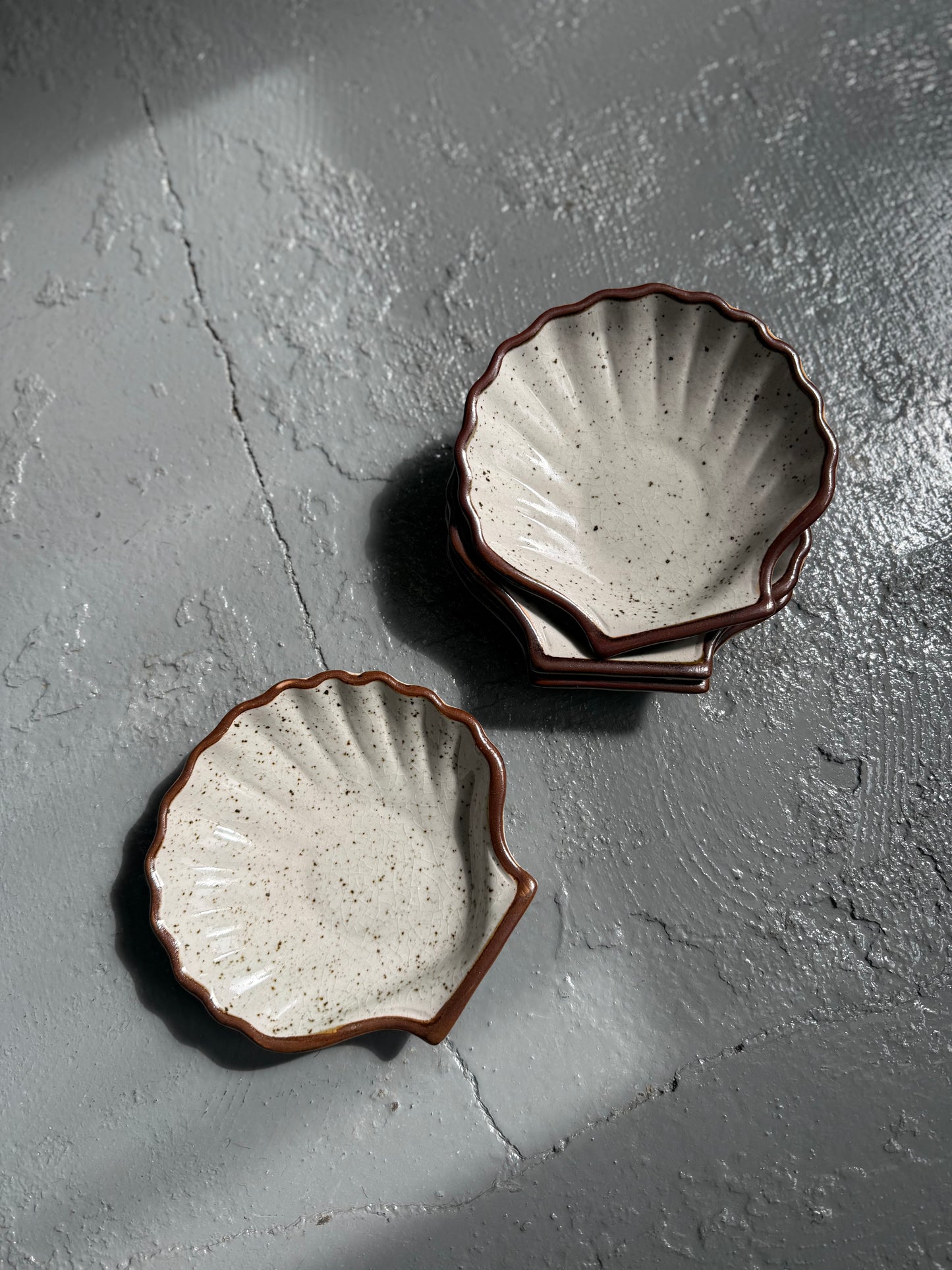 Vintage ceramic speckled scallop shell dishes