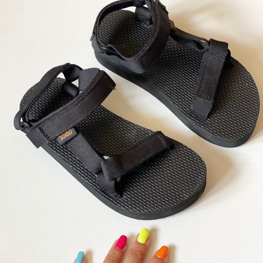 Mid form universal TEVA sandals. Brand new condition. size 10