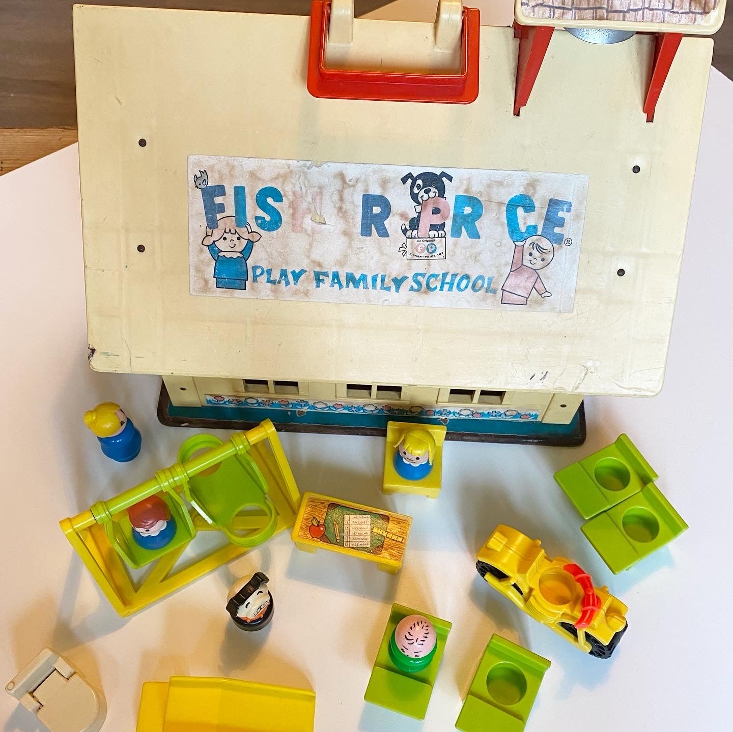 Vintage 1971 fisher price school + children and furniture
Has wear and is in used condition as it’s vintage.