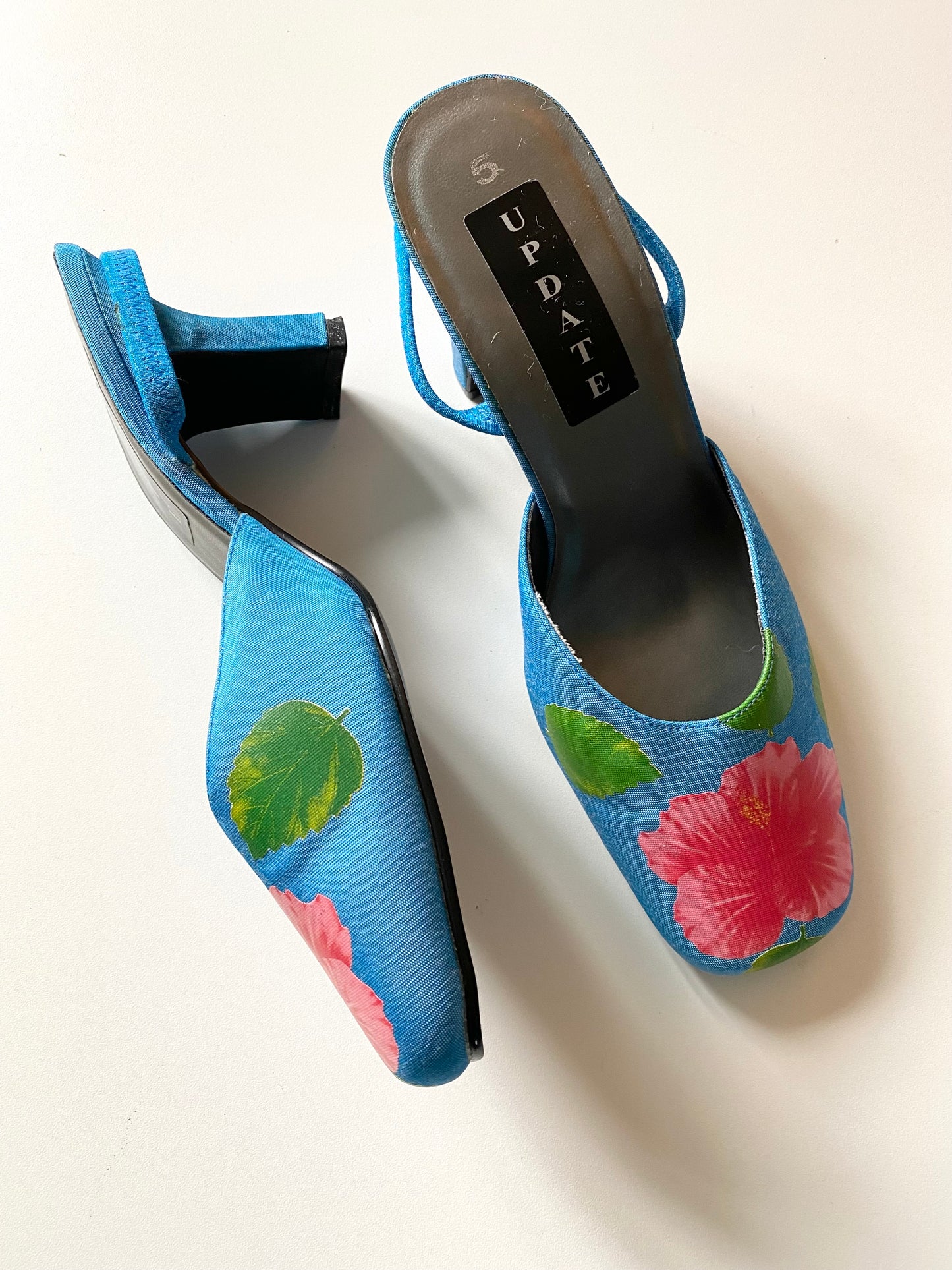 Vintage turquoise blue hibiscus flower print kitten heels size 5.