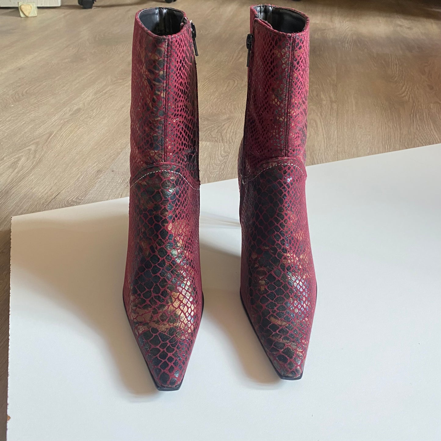 Stunning Y2K vintage burgandy leopard print heeled pointed boots 

Size 4