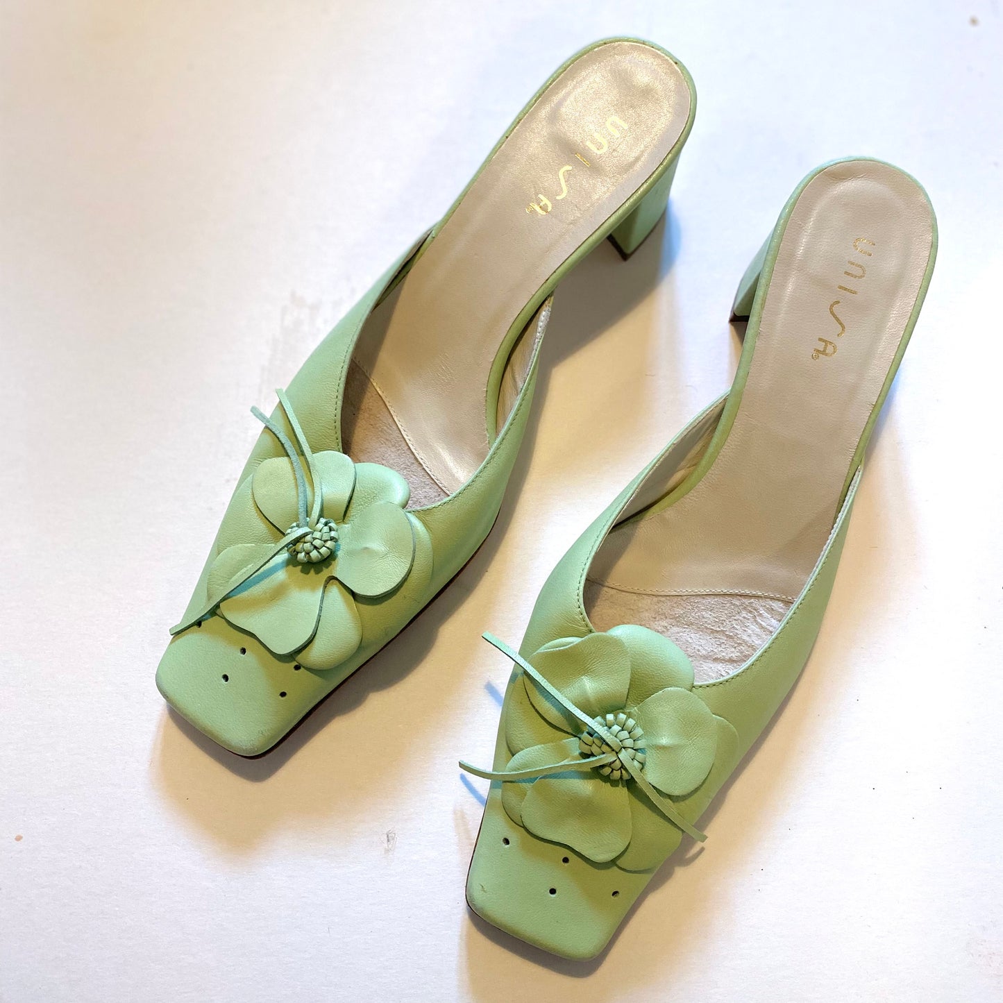 Vintage UNISA  pale green flower mules ~ size 6