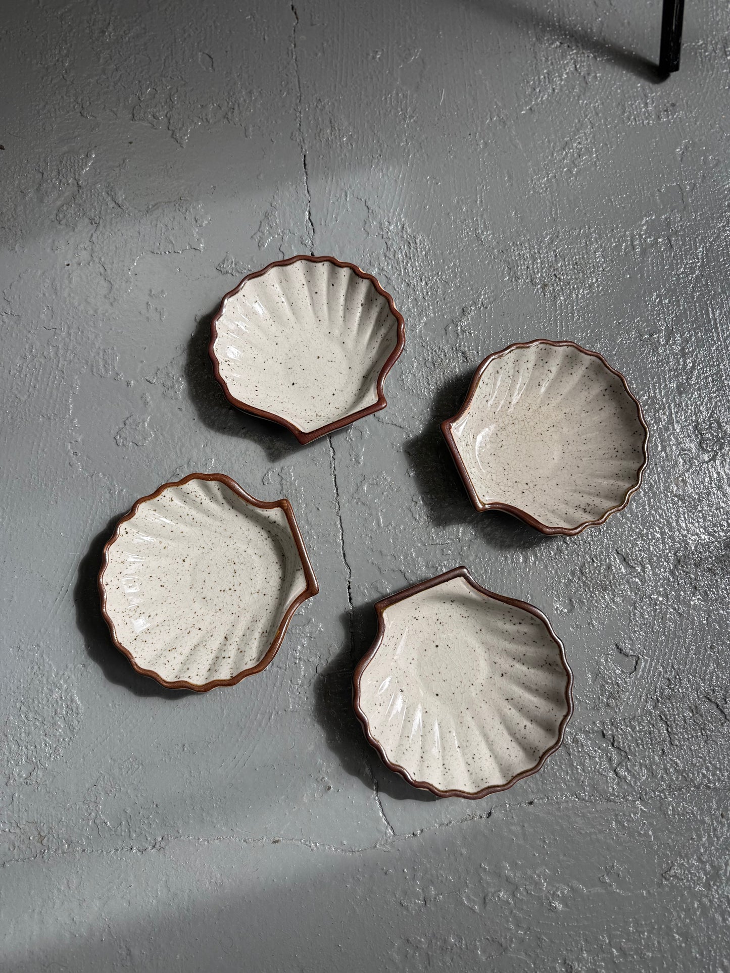 Vintage ceramic speckled scallop shell dishes