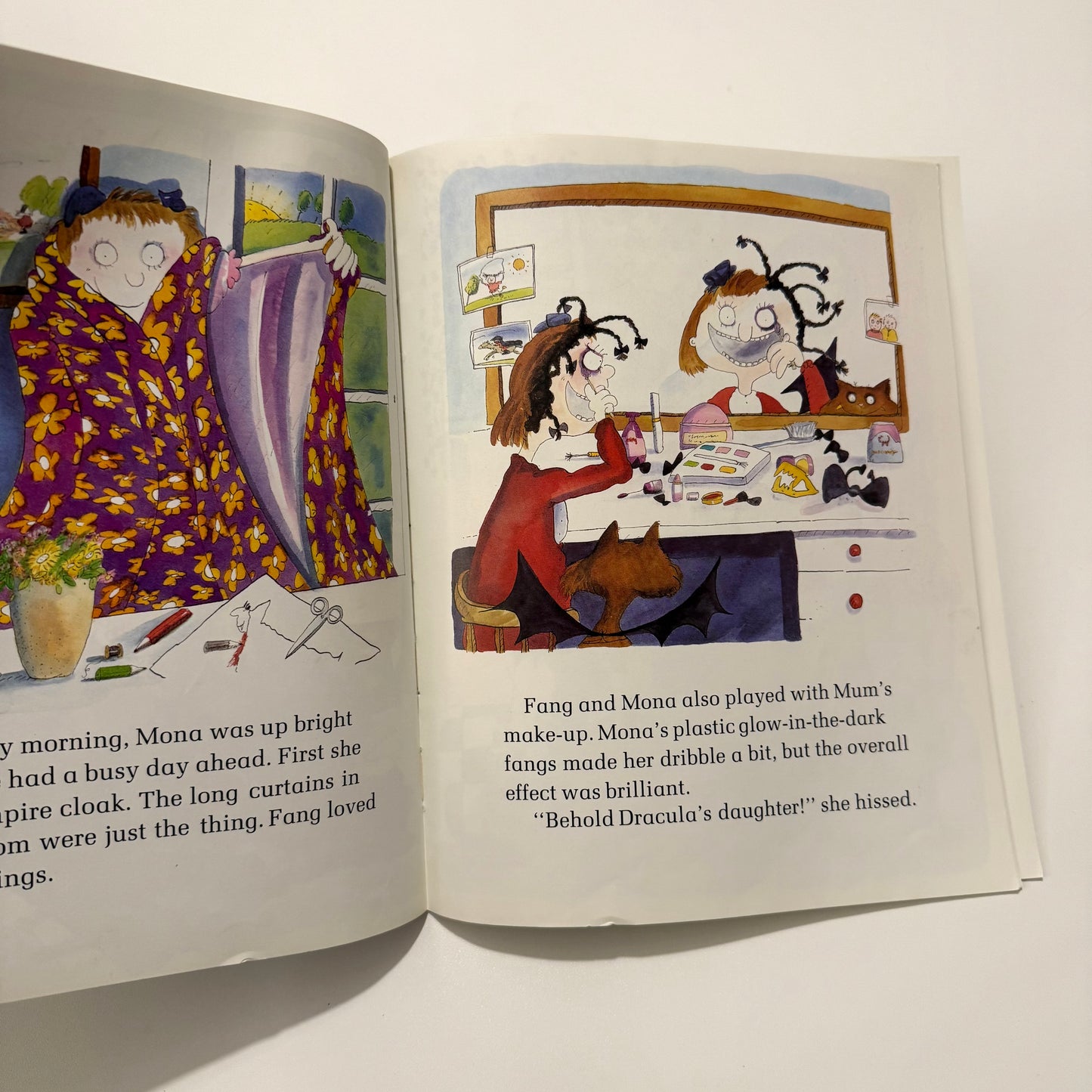 Vintage 1991 mona the vampire paperback book