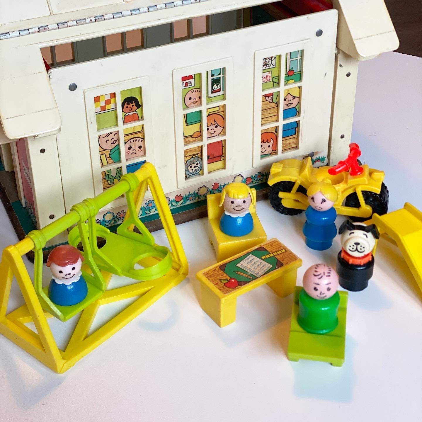 Vintage 1971 fisher price school + children and furniture
Has wear and is in used condition as it’s vintage.