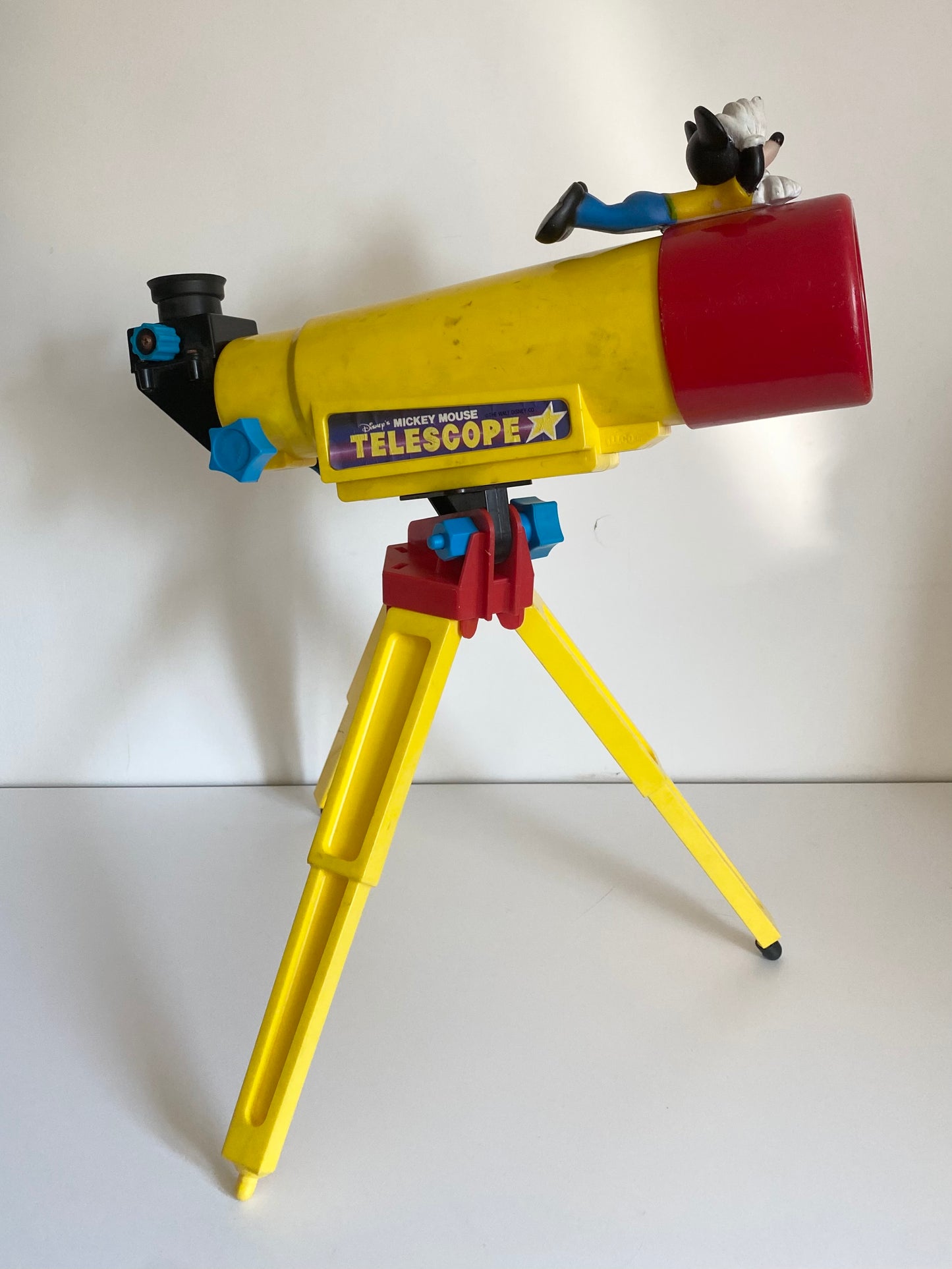 Vintage Mickey Mouse statement colourblock telescope. Has 20 different planet slides inside. Used condition scratches etc and is missing a black piece to the bottom ( doesn’t effect use!)