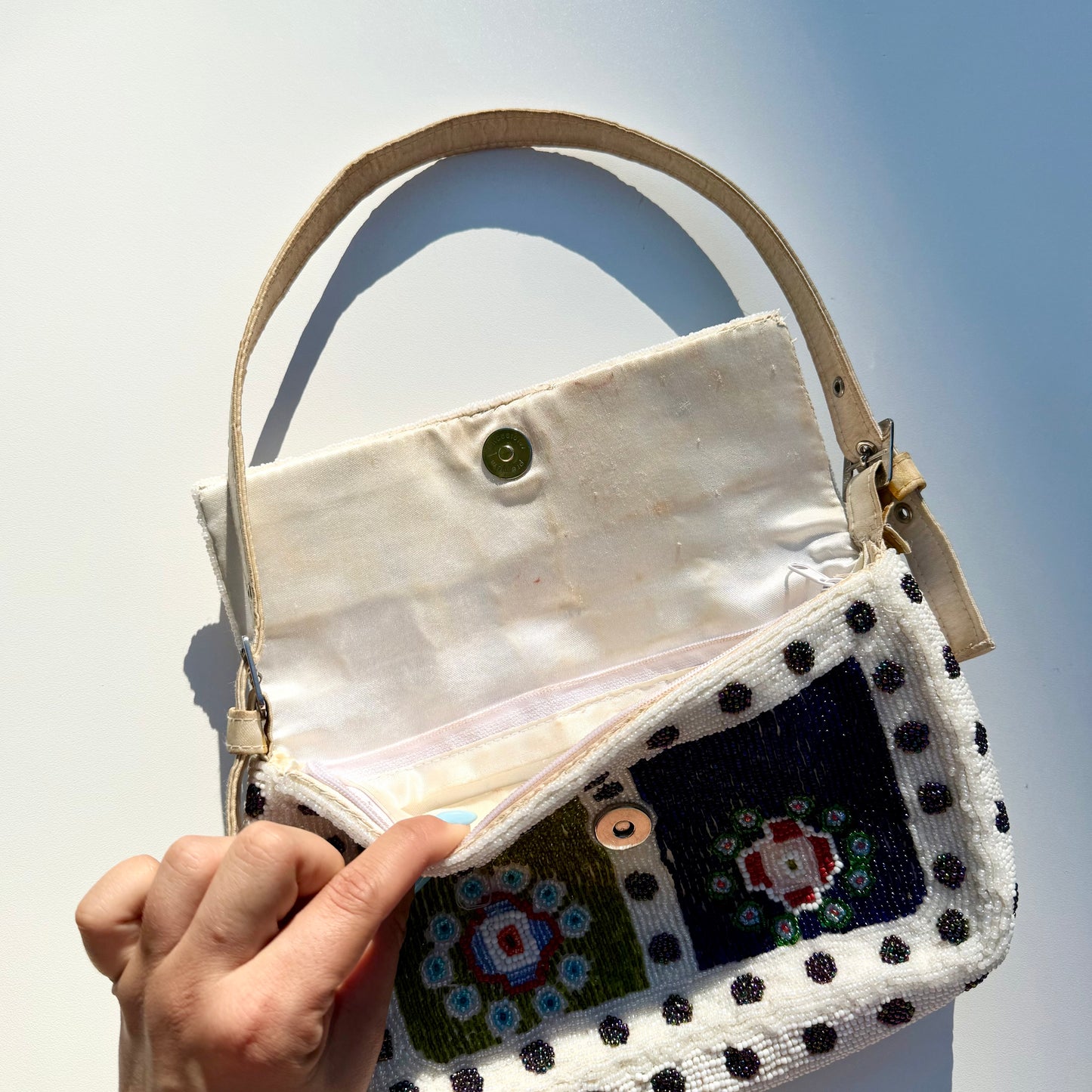 Vintage summery beaded shoulder bag. Signs of wear as shown ( on the strap and inside)