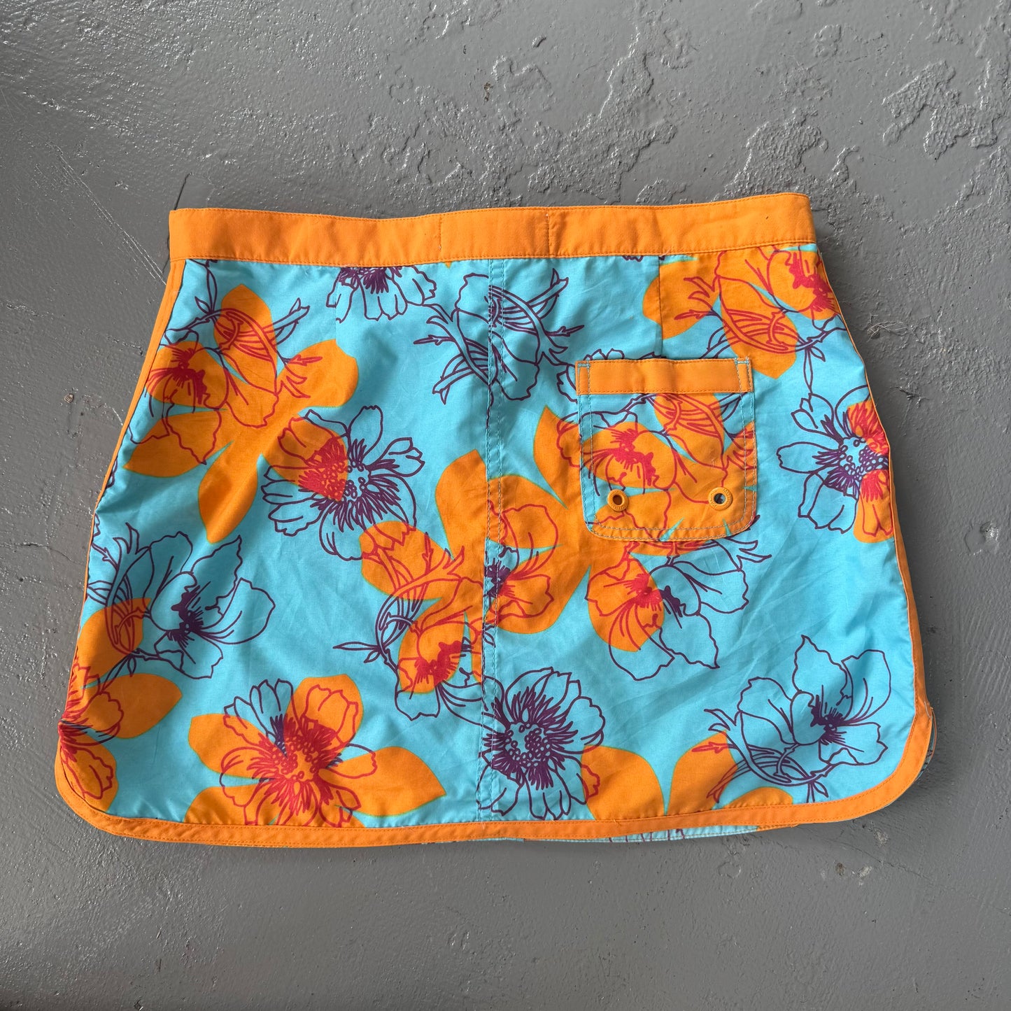 Vintage Y2K ‘pacific motion’ surfy beach skirt. Size 12 -14