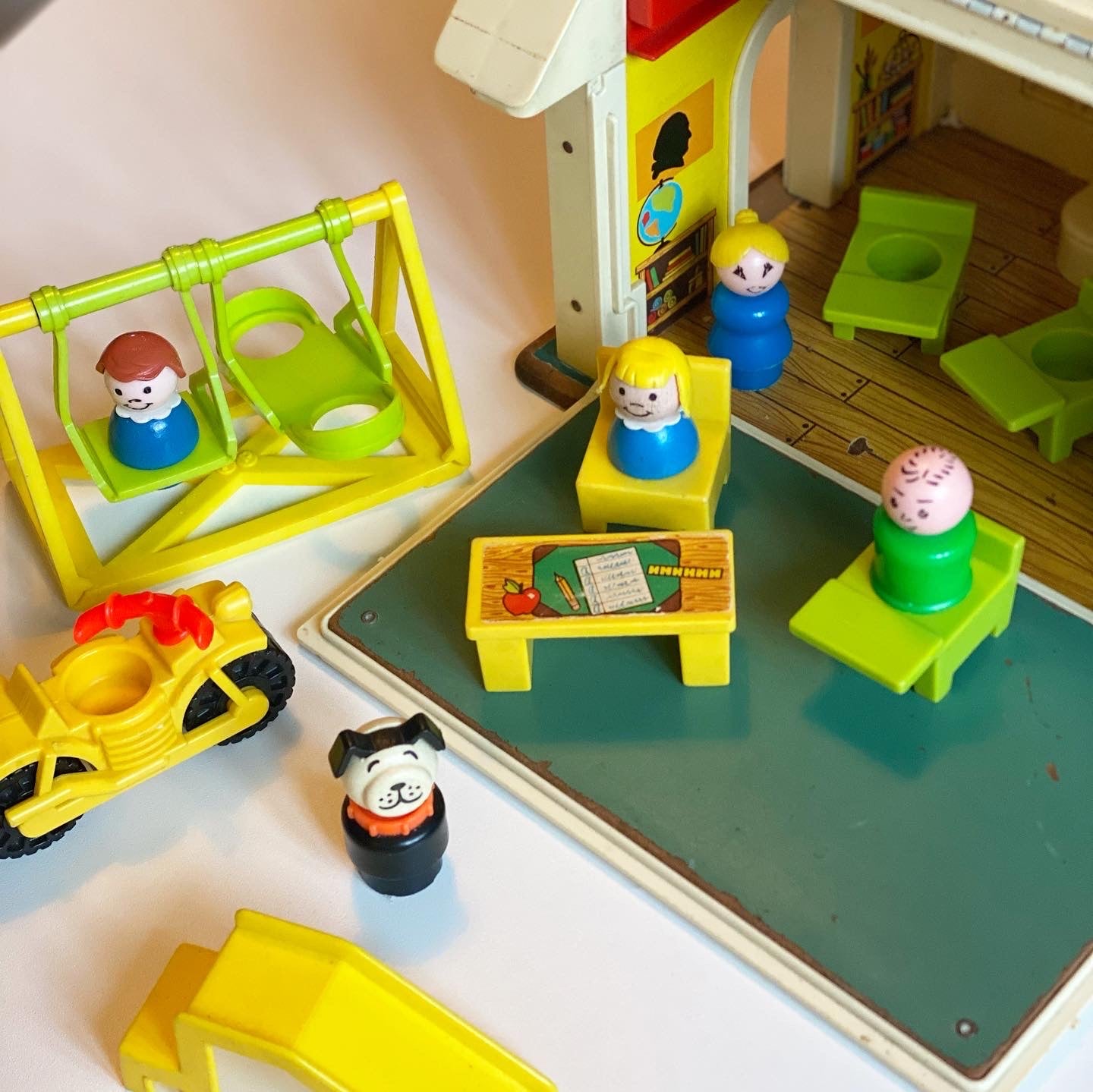 Vintage 1971 fisher price school + children and furniture
Has wear and is in used condition as it’s vintage.