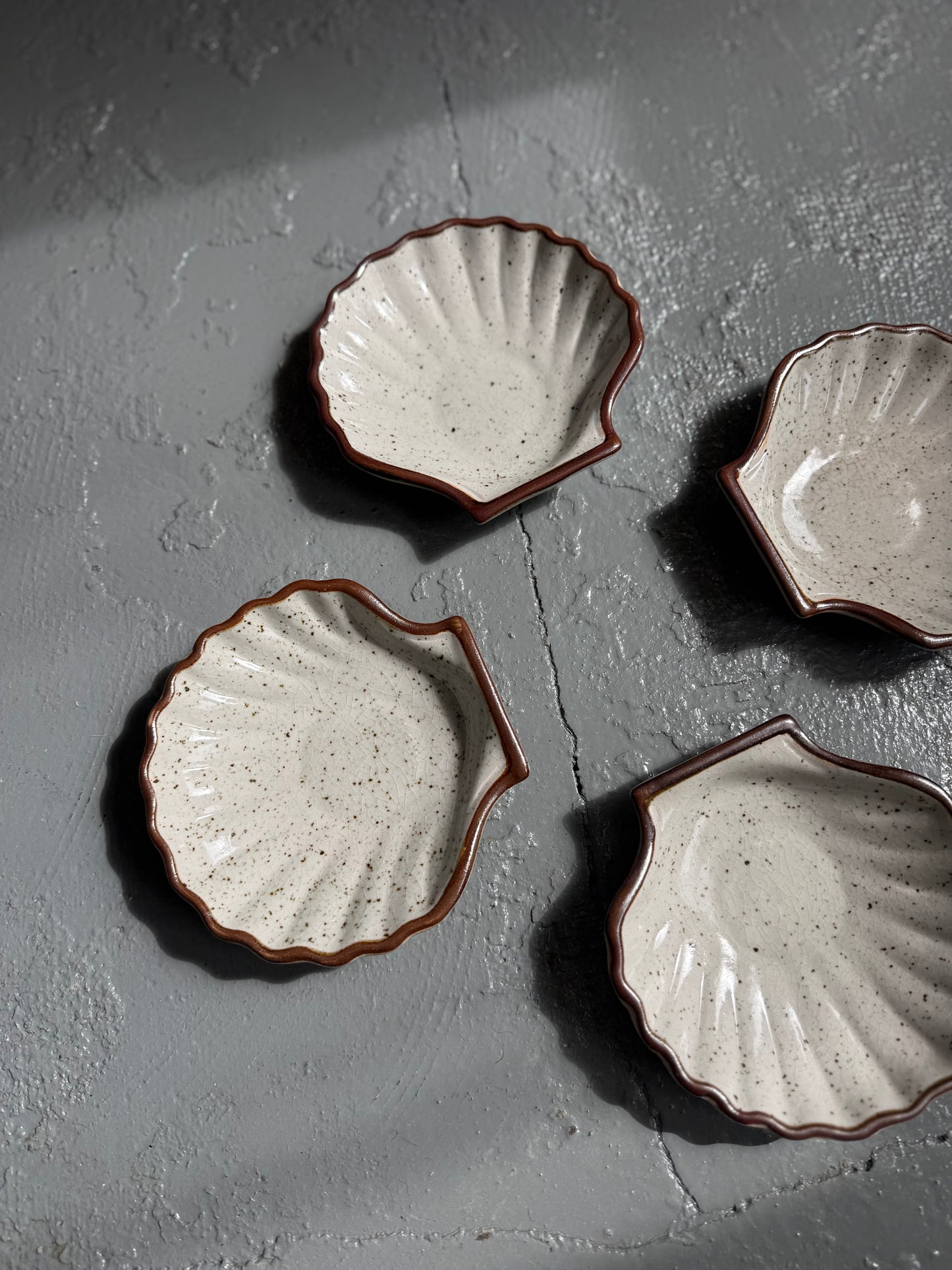 Vintage ceramic speckled scallop shell dishes