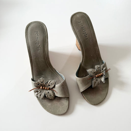 Vintage Y2K principles wedges in pale green. Size 4