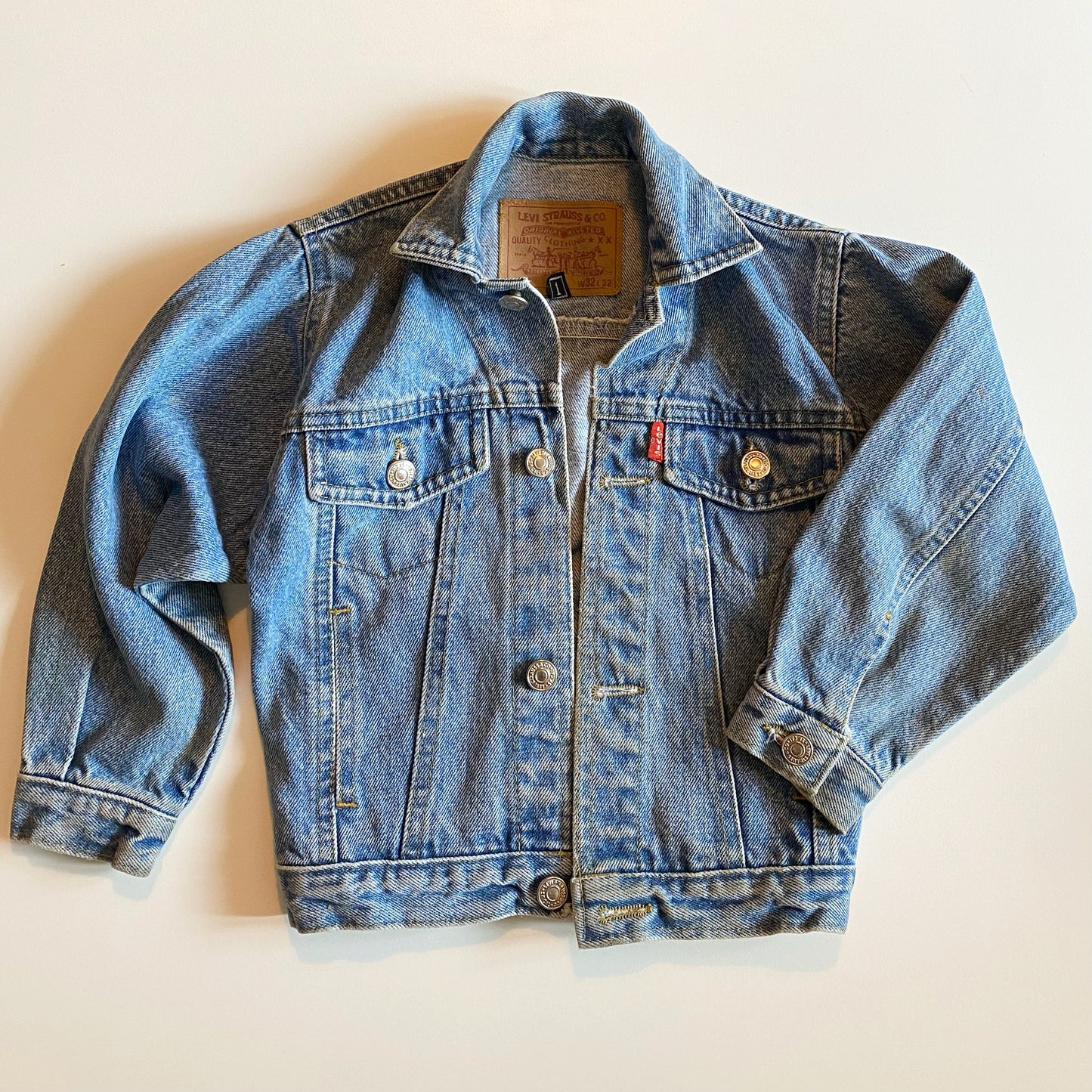 The perfect mini Levi’s pale wash jacket 😆 in my opinion it would fit a size 2-3. Can provide measurments if needed