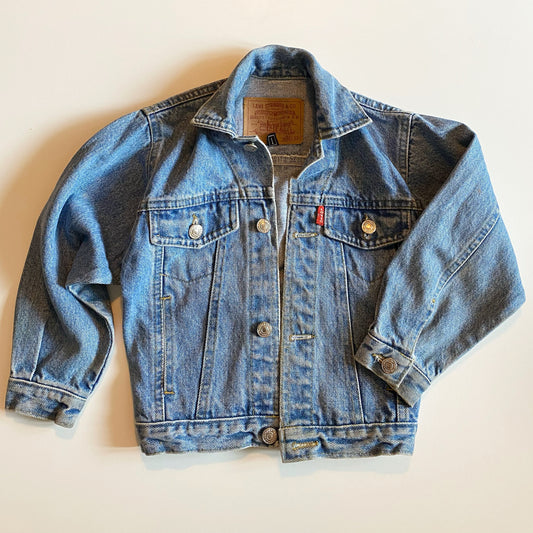 The perfect mini Levi’s pale wash jacket 😆 in my opinion it would fit a size 2-3. Can provide measurments if needed
