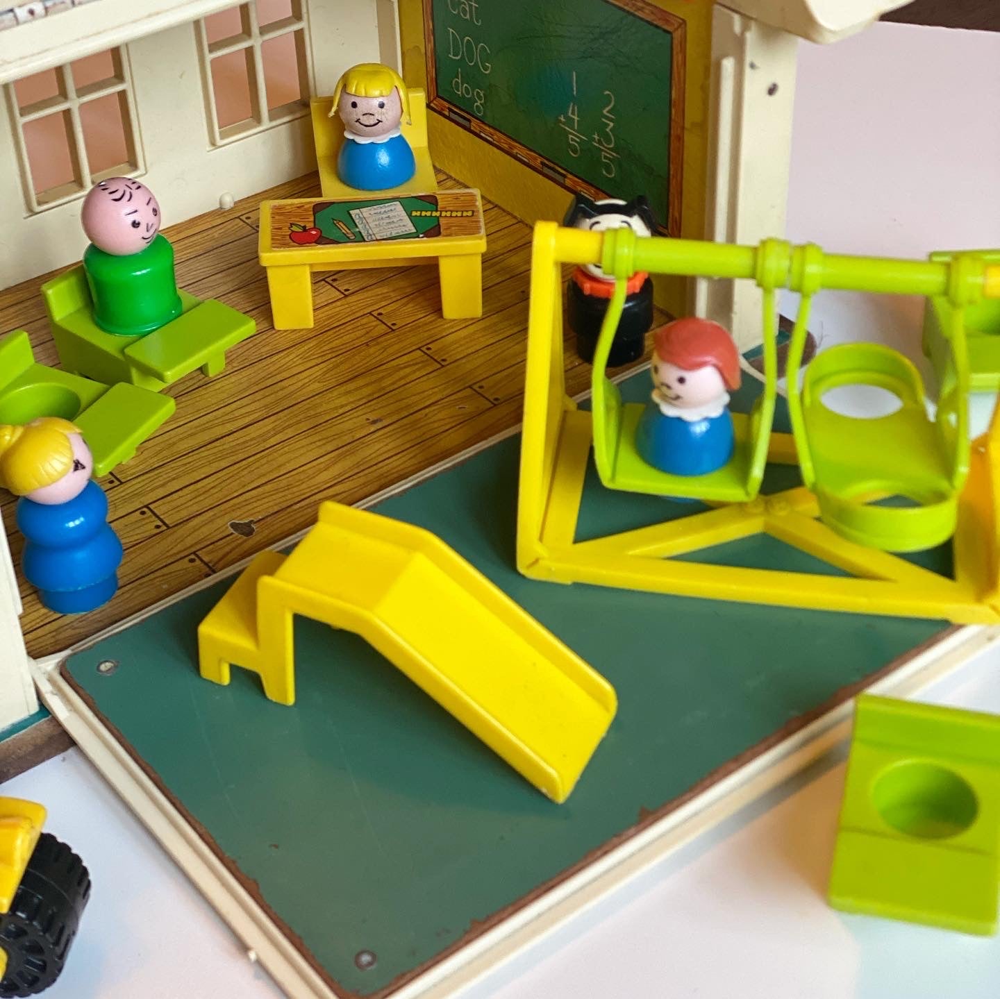 Vintage 1971 fisher price school + children and furniture
Has wear and is in used condition as it’s vintage.