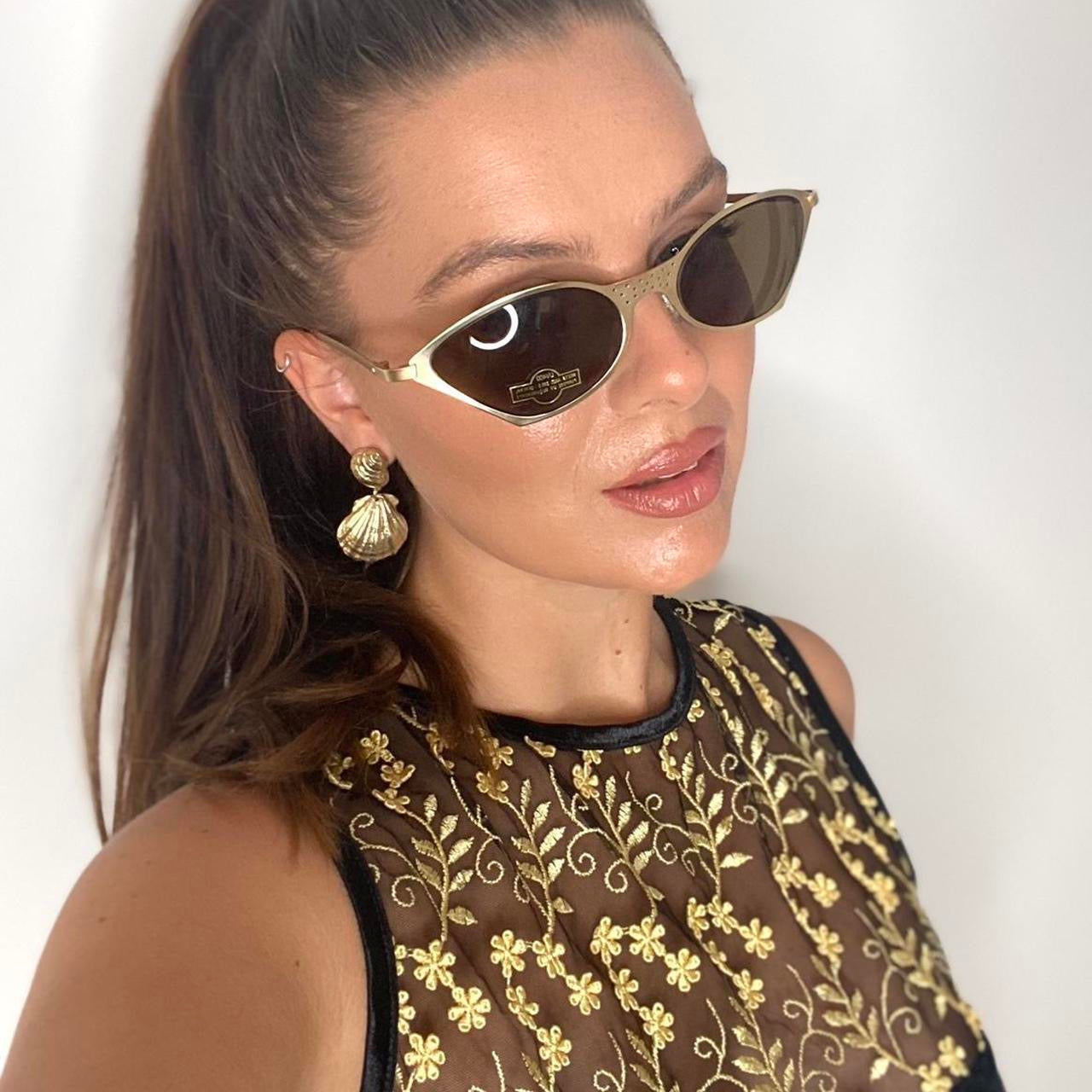 A beaut pair of 90s vintage unique gold framed oval sunglasses ⚡️