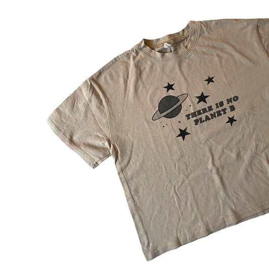 There is no planet B’ beige tshirt. Approx 6-7 years
