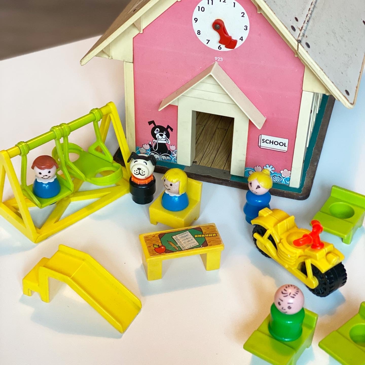 Vintage 1971 fisher price school + children and furniture
Has wear and is in used condition as it’s vintage.