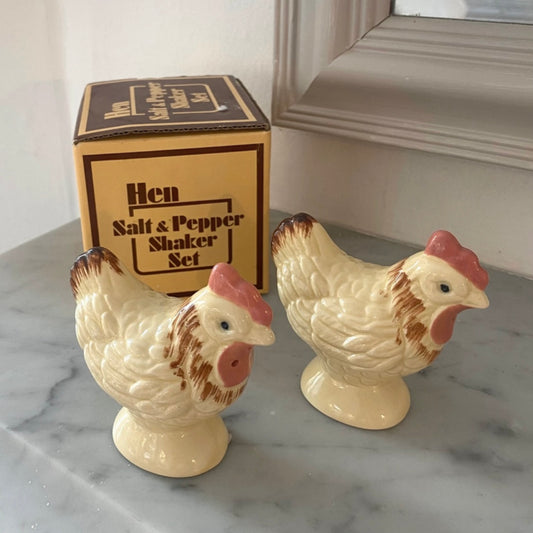 Vintage kitsch hen salt and pepper ceramic shakers