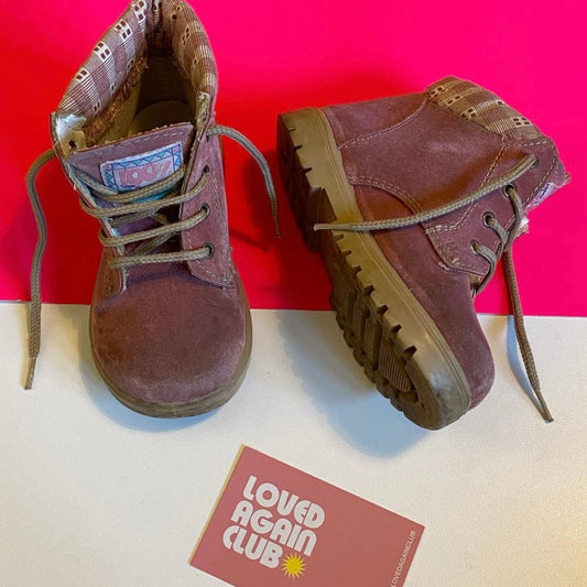 Suede vintage lace up booties. Size 8/25