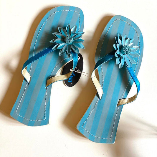 Baby blue / turquoise beachy wooden sole Y2K flip flops with flower statement design. 

Size 3-4 size.