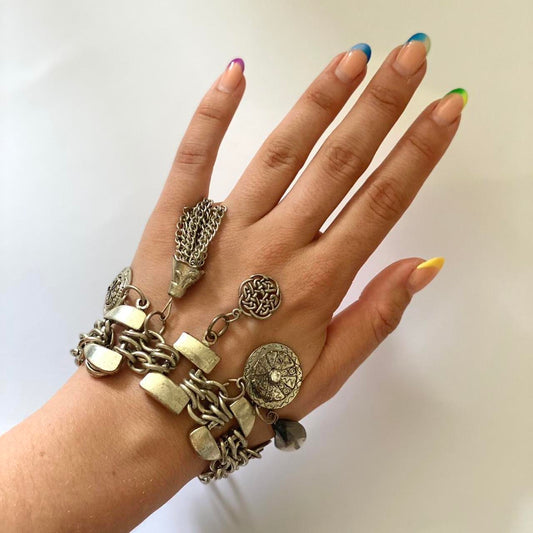 Chunky silver 90s chain bracelet with dangled design.